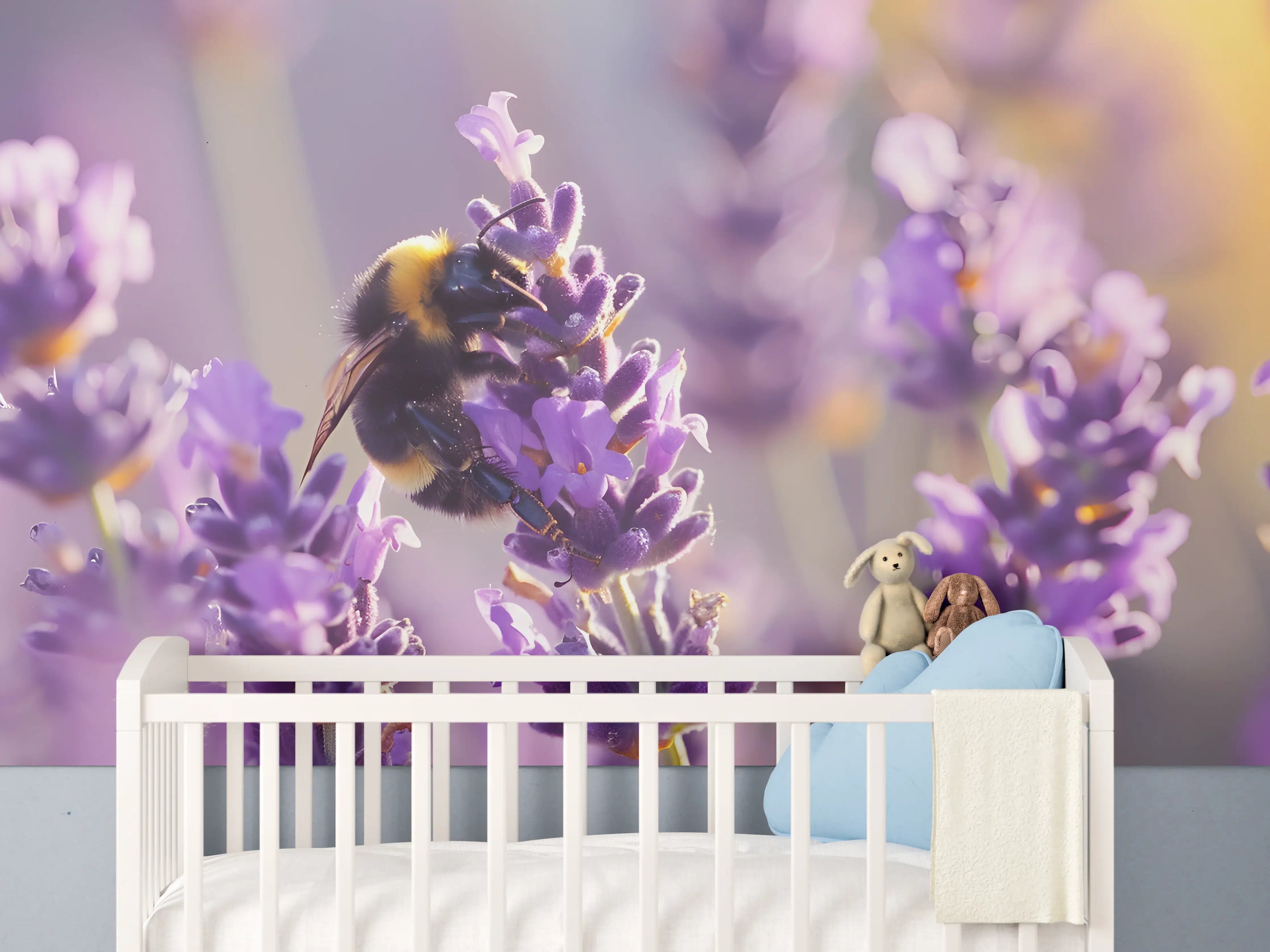 Babyzimmer Wandgestaltung - Lila Lavendel mit Hummel