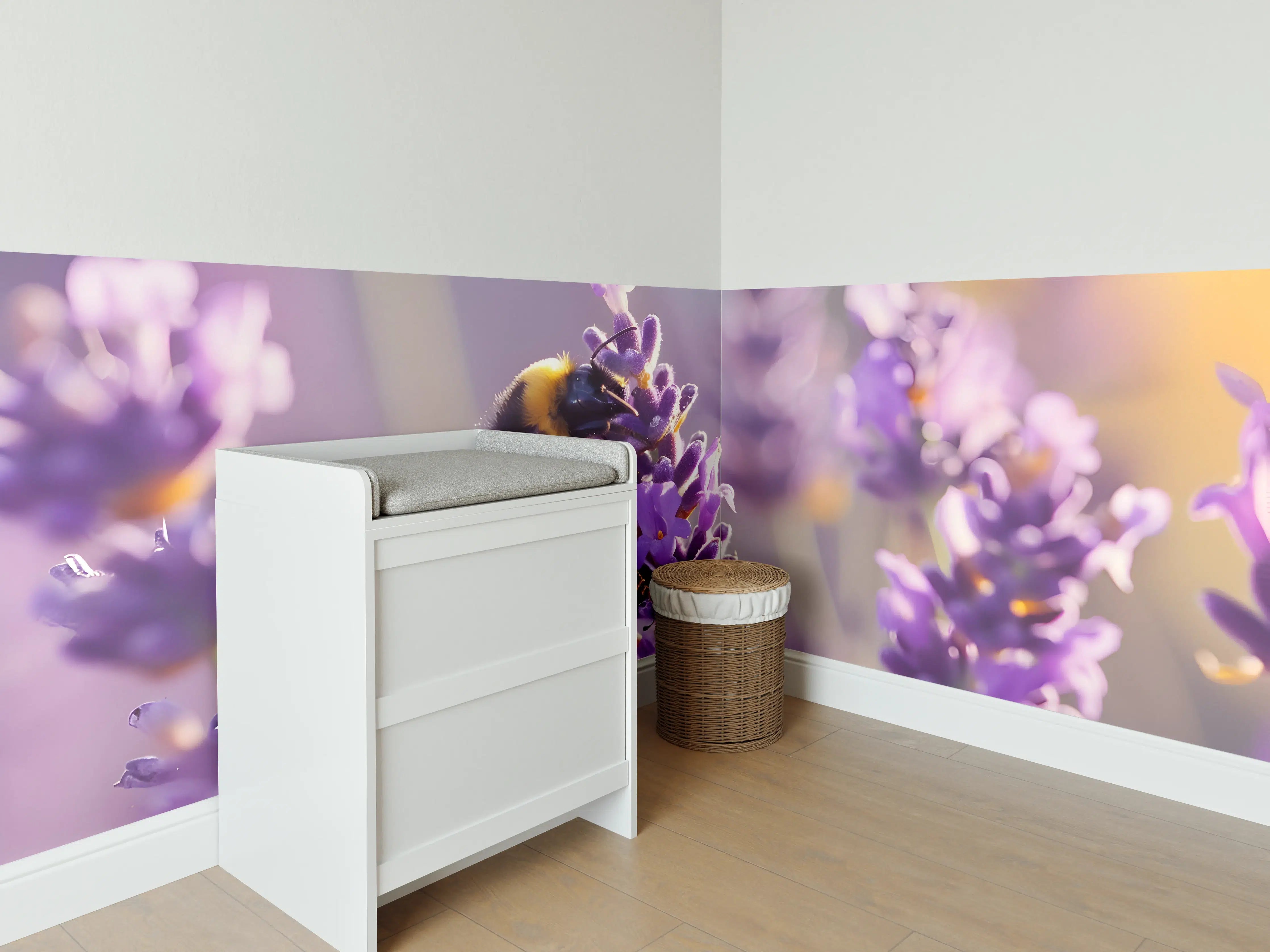 Babyzimmer Wandgestaltung - Lila Lavendel mit Hummel