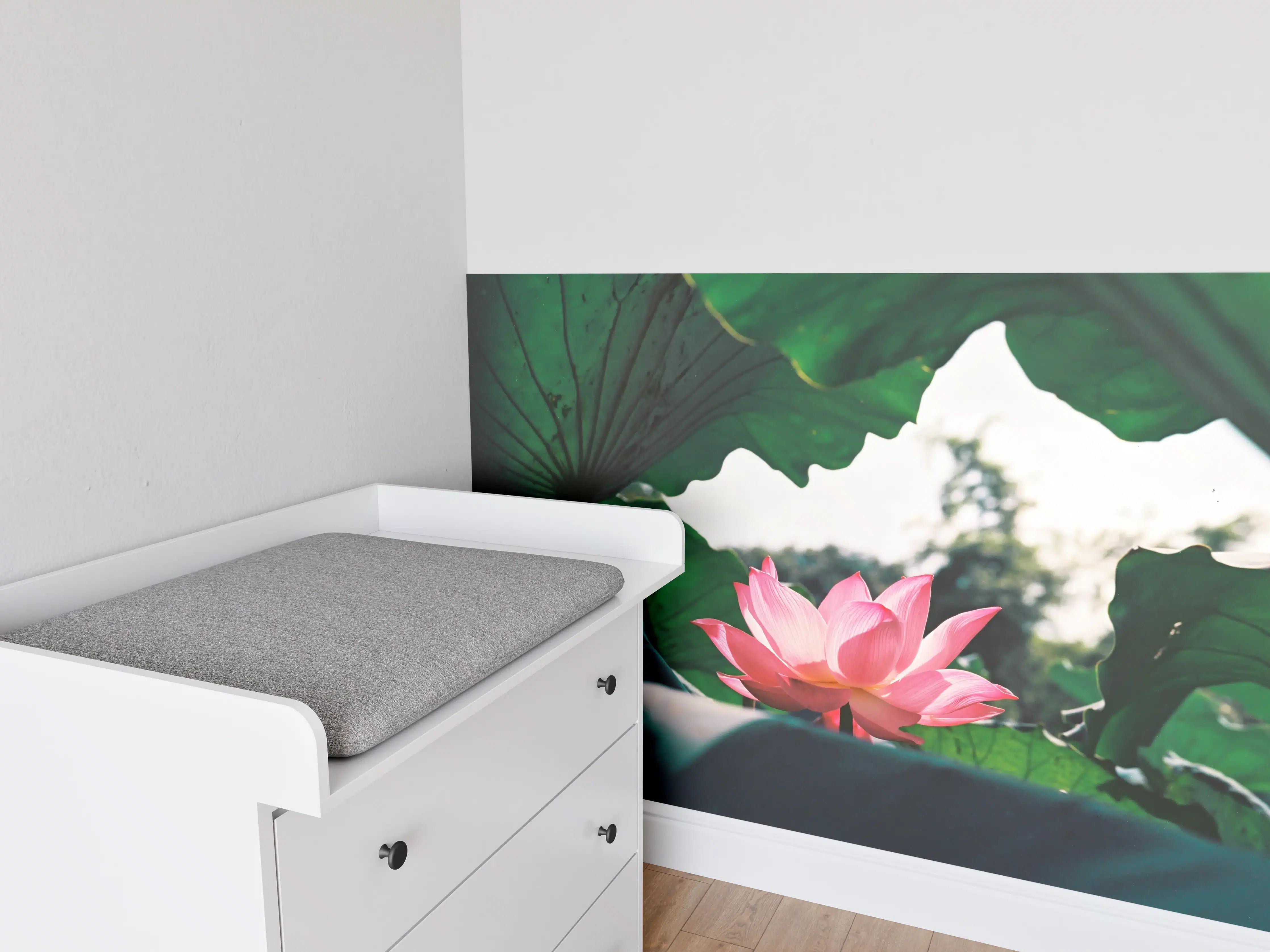 Babyzimmer Wandgestaltung - Lotosblume inmitten von Blättern