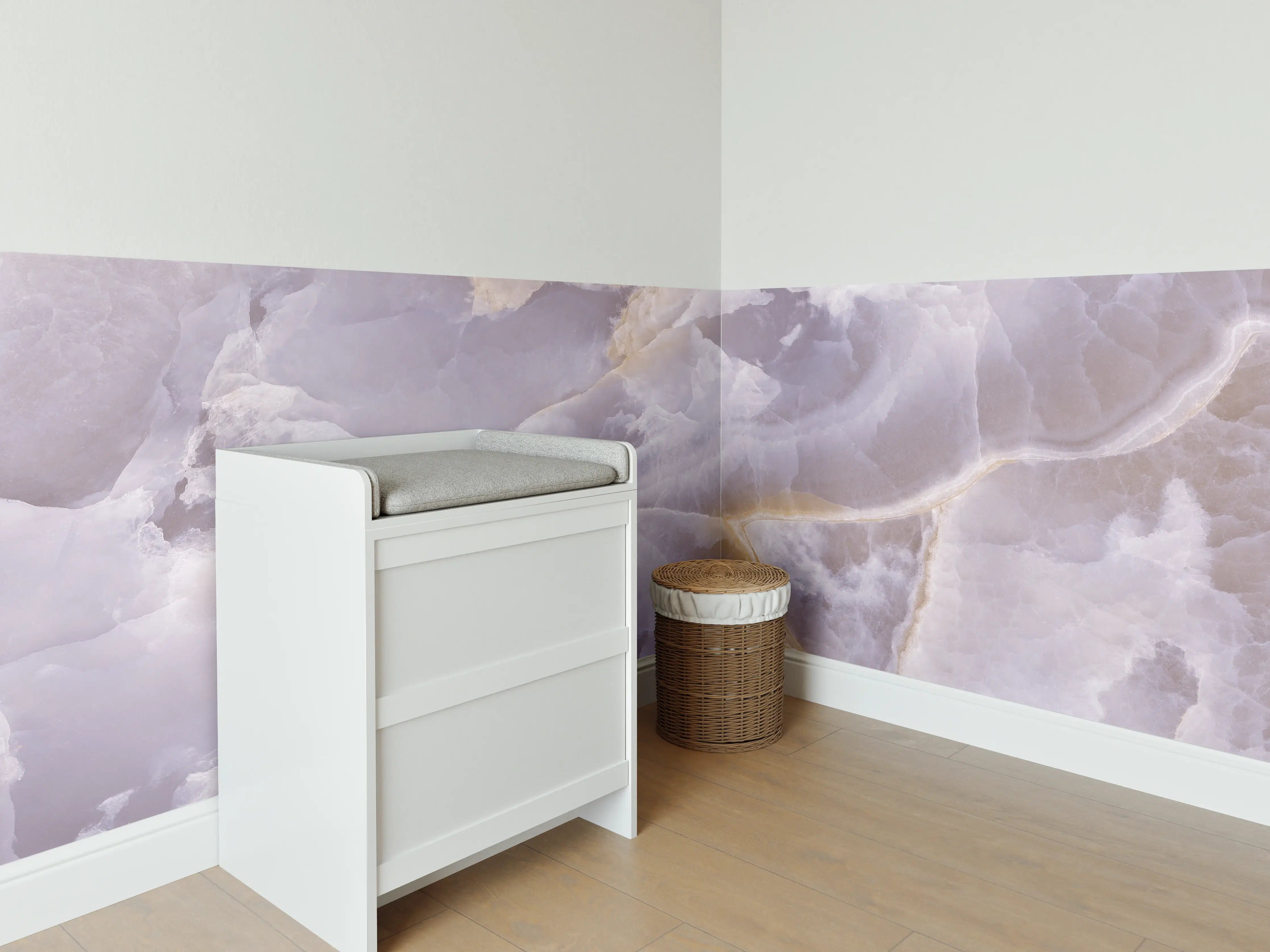 Babyzimmer Wandgestaltung - Luxus-Weiße Marmortextur mit goldenen Akzenten