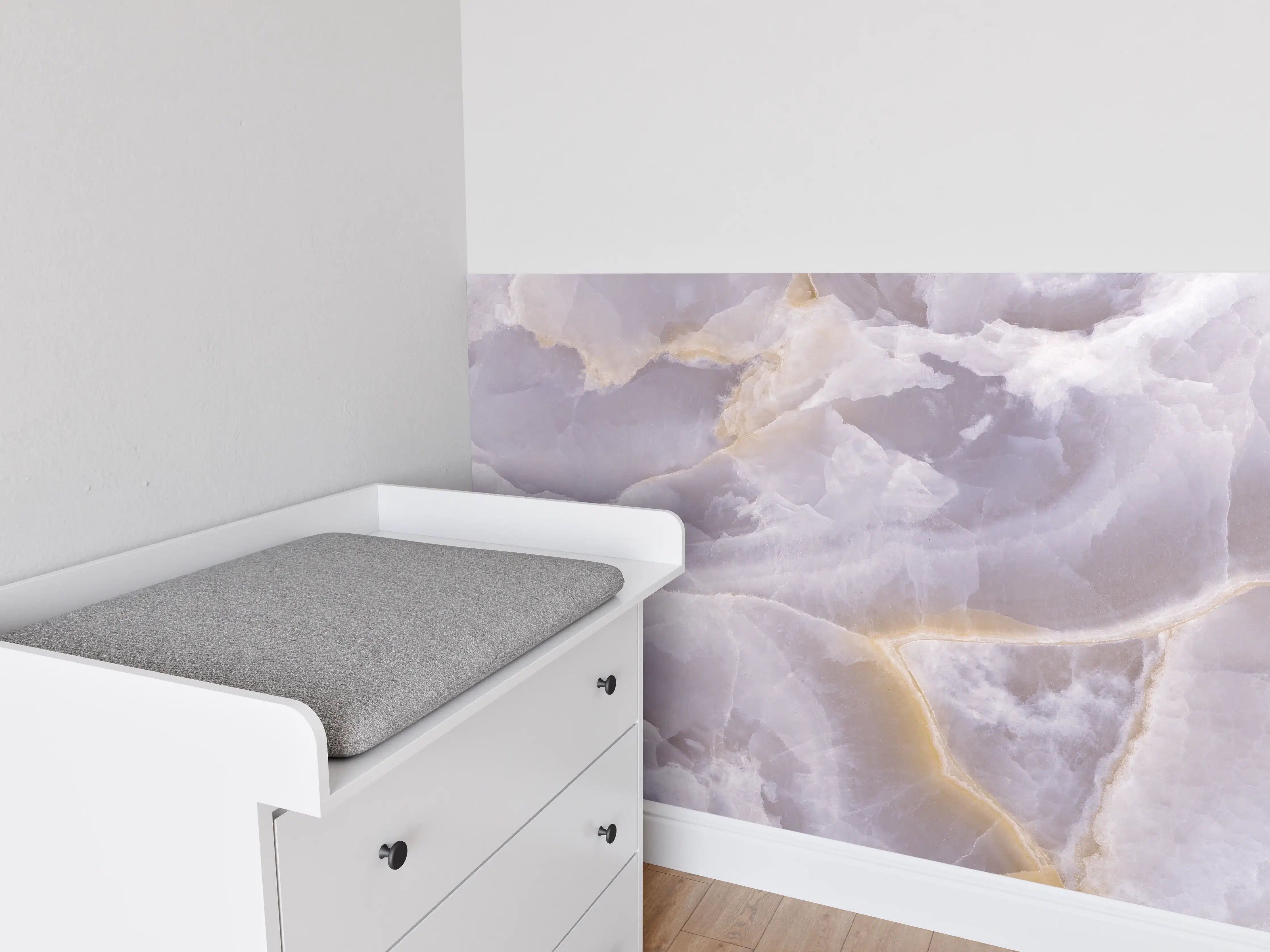 Babyzimmer Wandgestaltung - Luxus-Weiße Marmortextur mit goldenen Akzenten