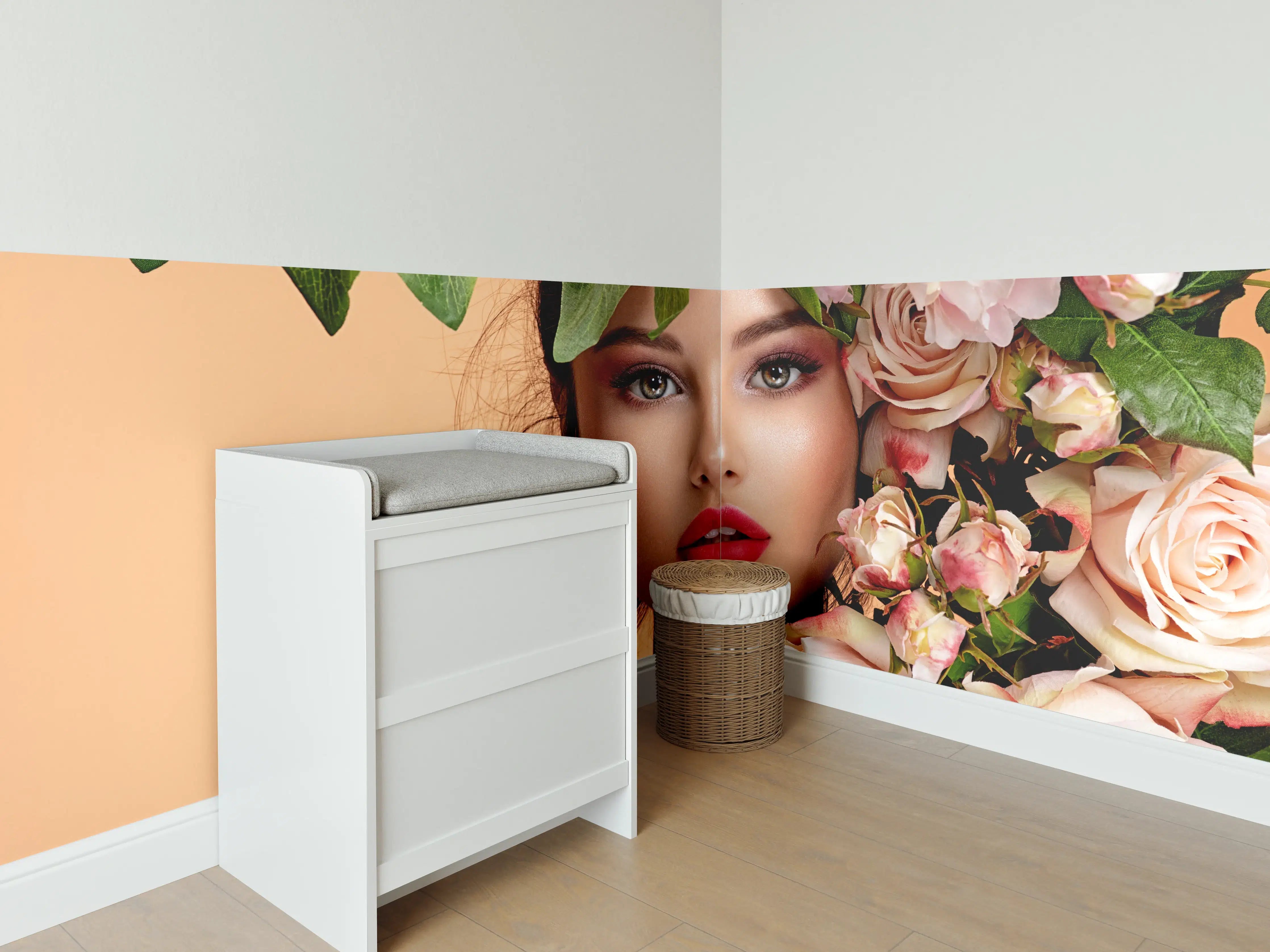 Babyzimmer Wandgestaltung - Mädchen mit Rosen auf dem Kopf