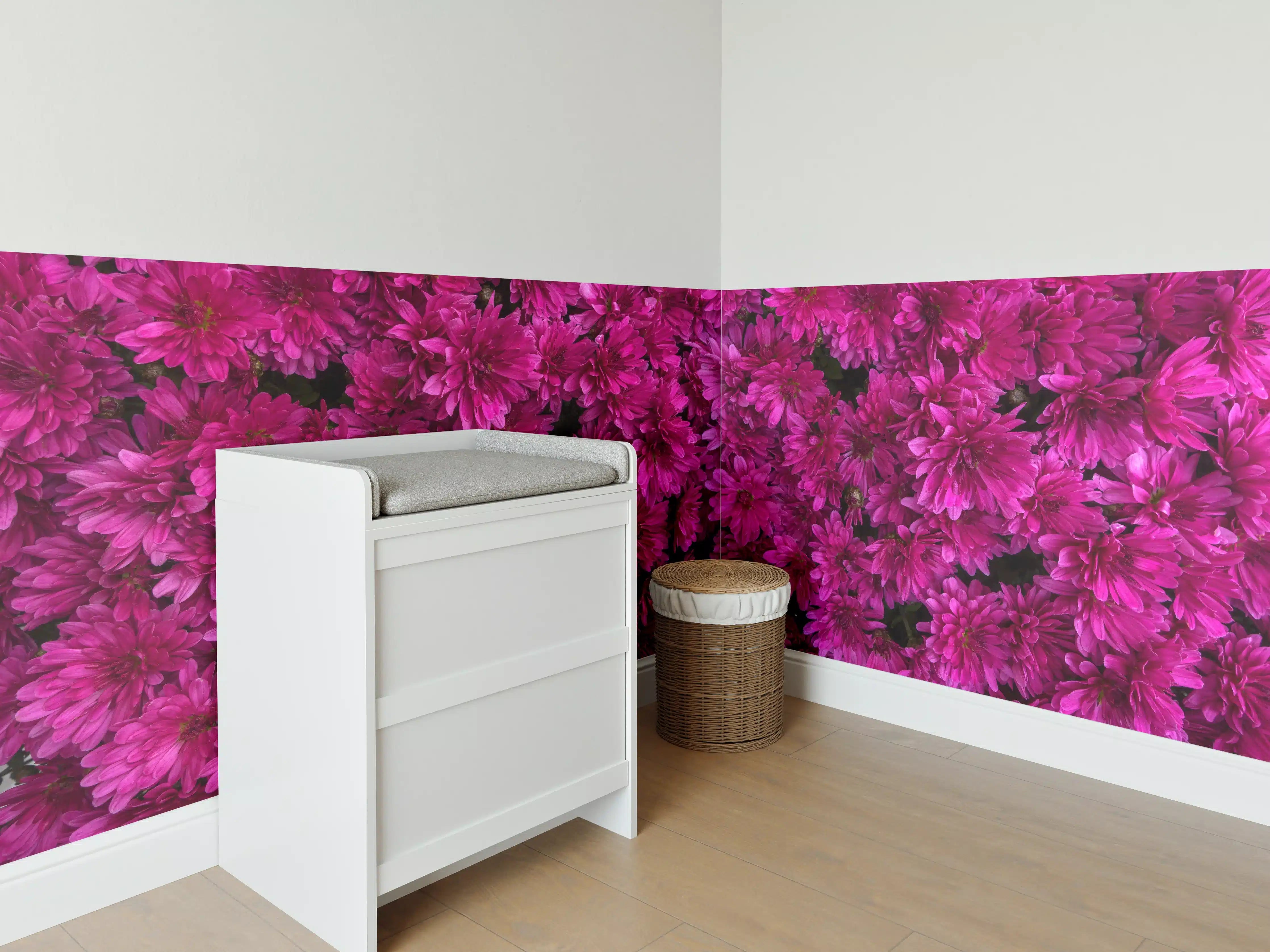 Babyzimmer Wandgestaltung - Magenta Blüten von Chrysanthemen