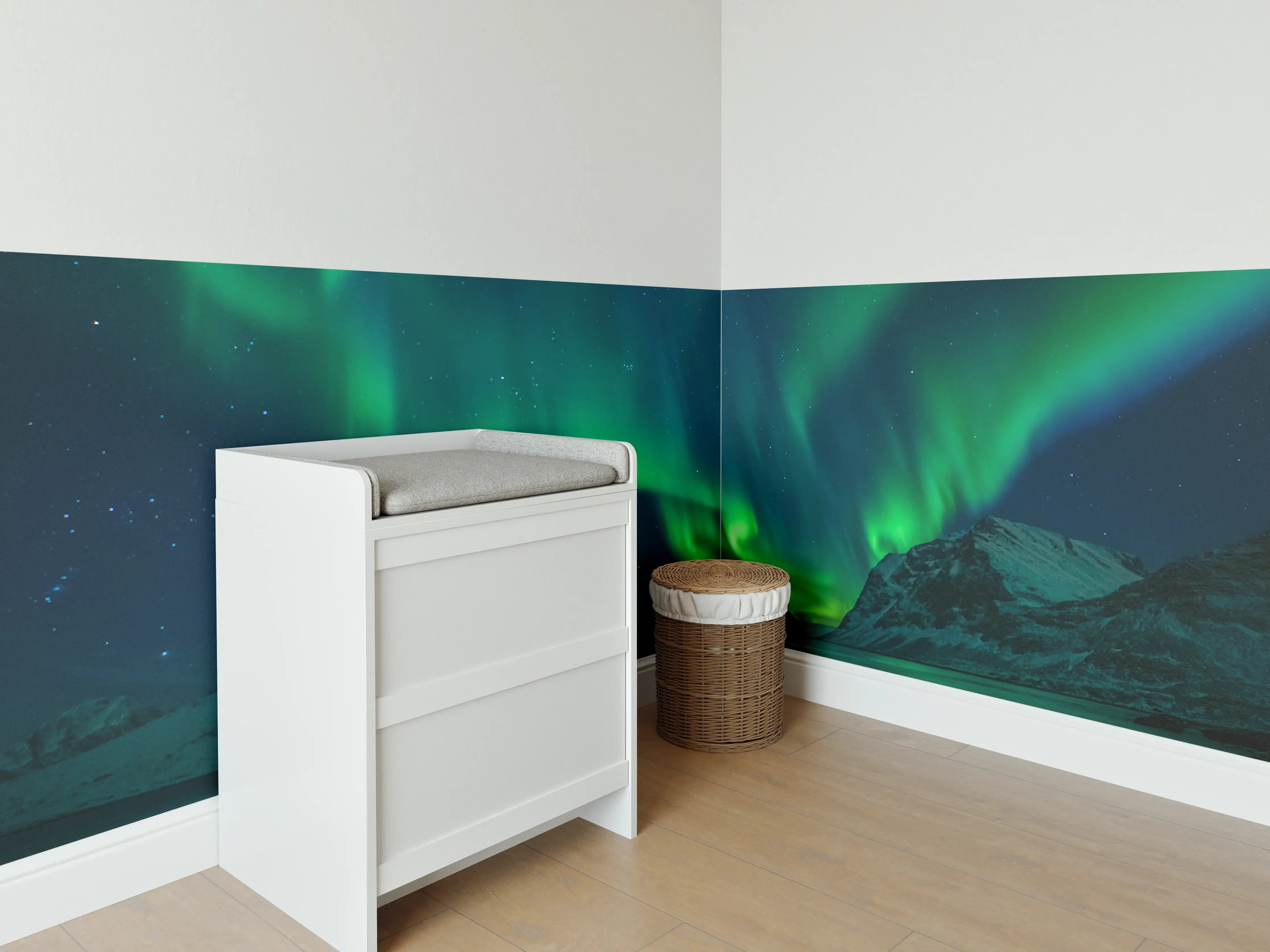 Babyzimmer Wandgestaltung - Magische Nordlichter am Strand