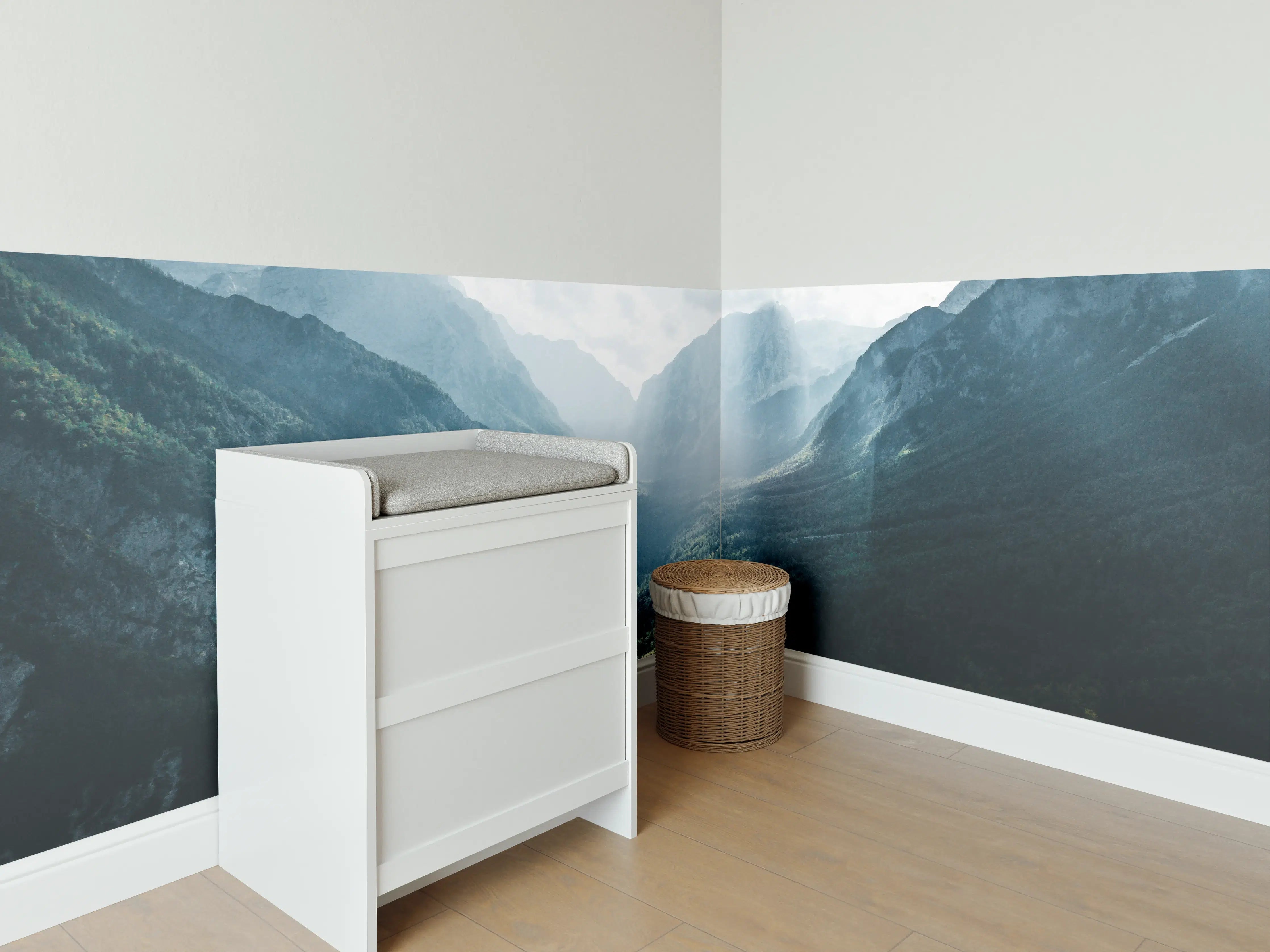Babyzimmer Wandgestaltung - Majestätische Bergkulisse mit Sonnenstrahlen