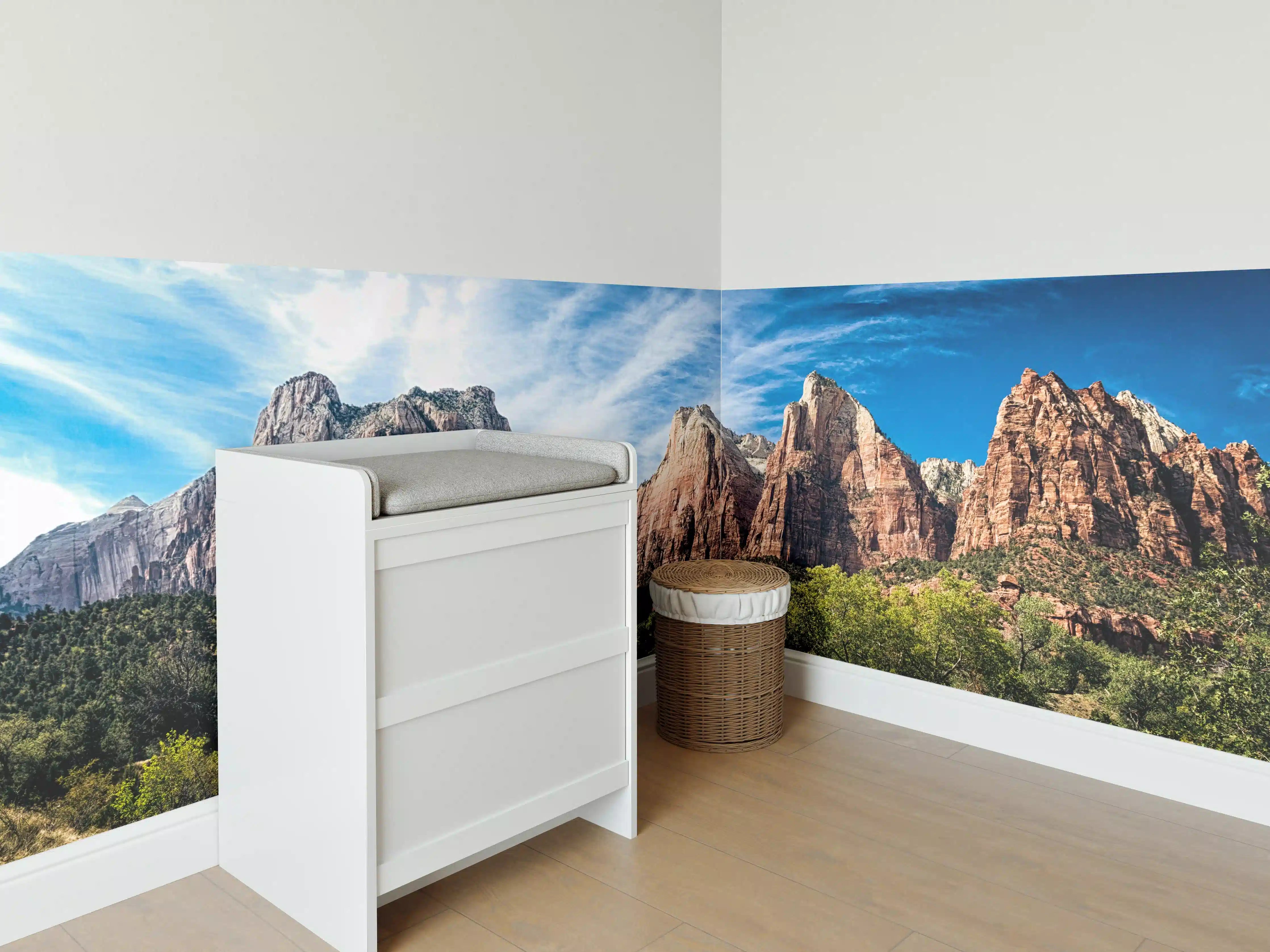 Babyzimmer Wandgestaltung - Majestätische Bergkulisse unter blauem Himmel