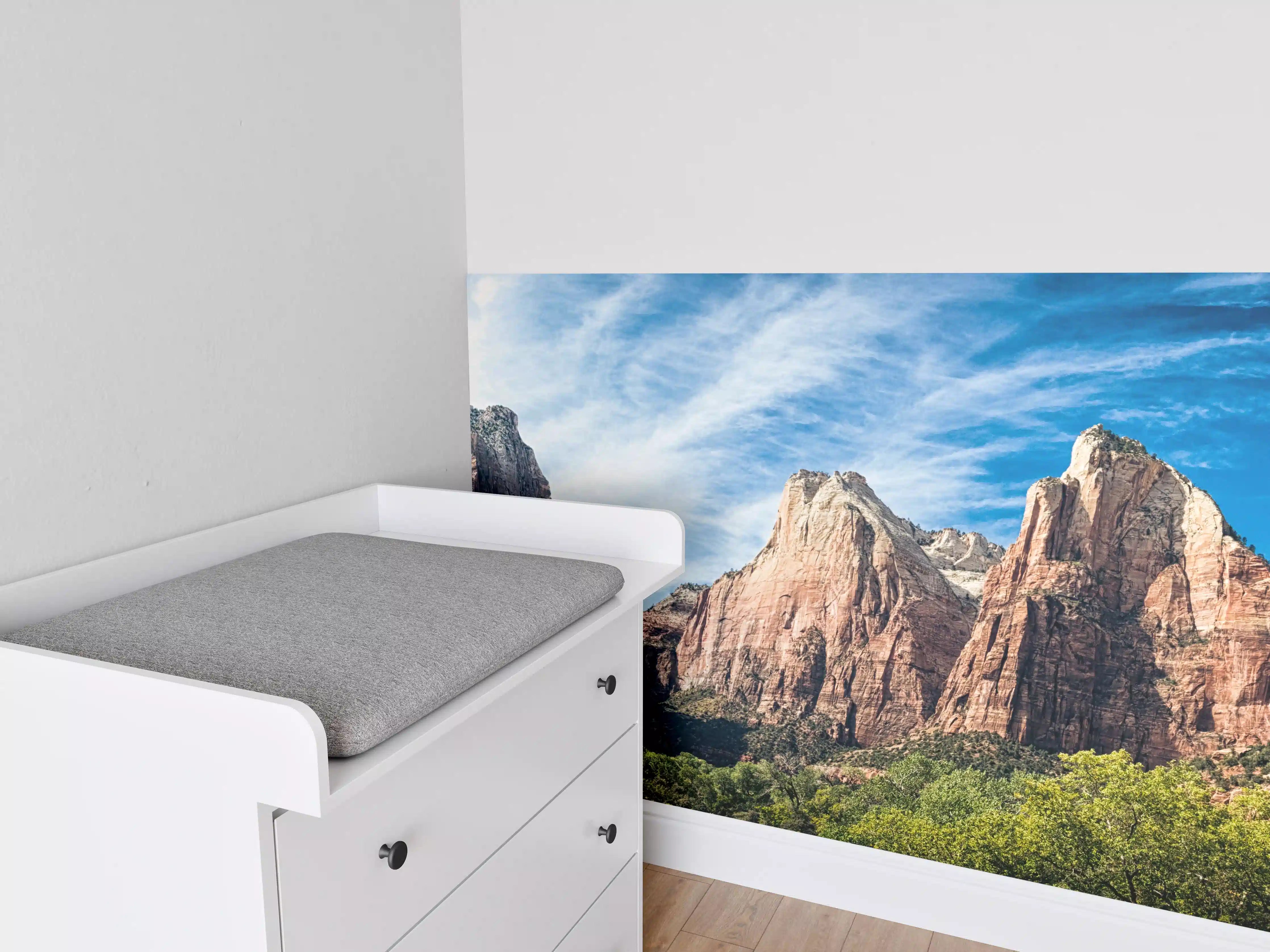 Babyzimmer Wandgestaltung - Majestätische Bergkulisse unter blauem Himmel