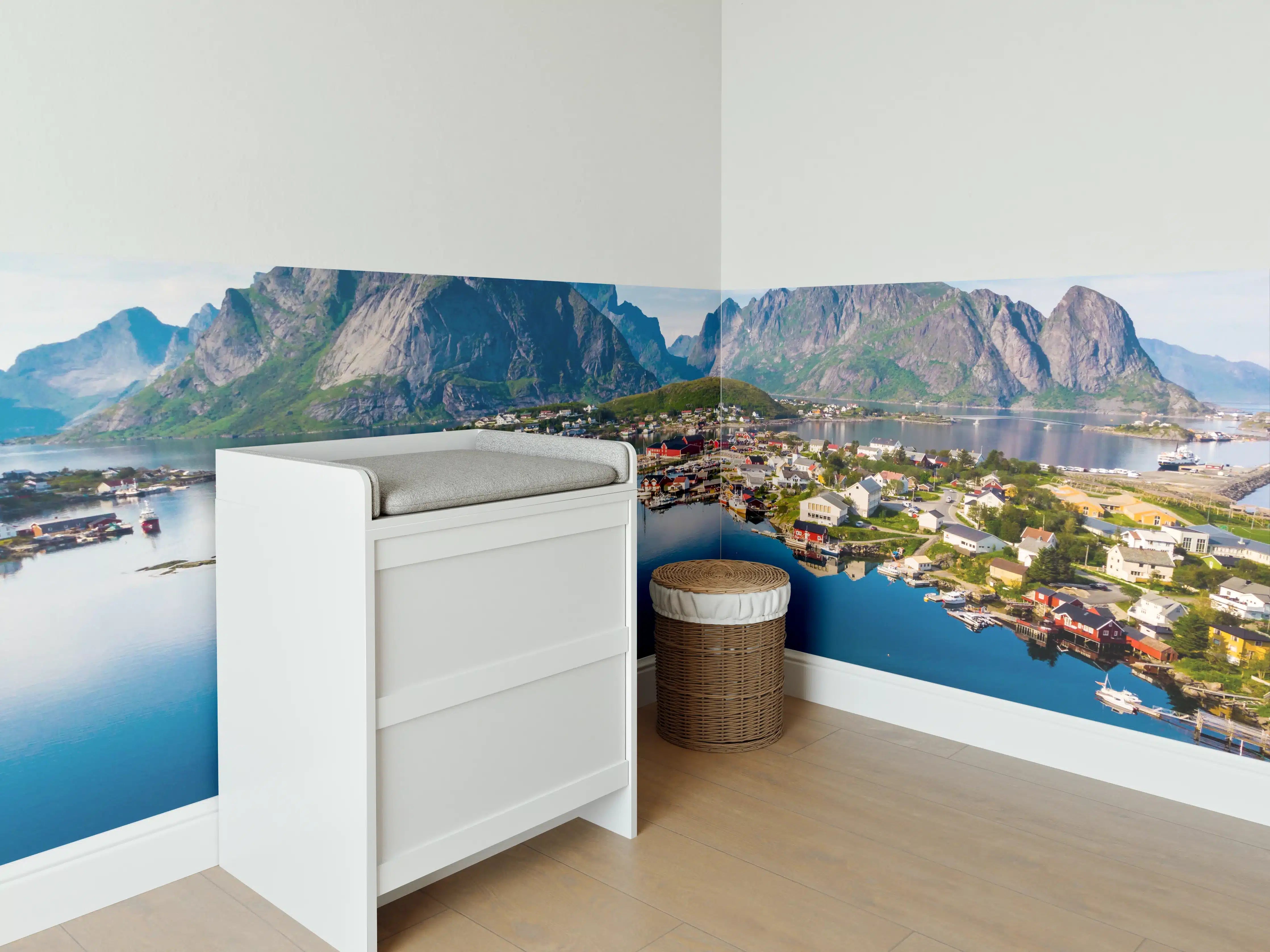 Babyzimmer Wandgestaltung - Majestätische Berglandschaft mit ruhigem See