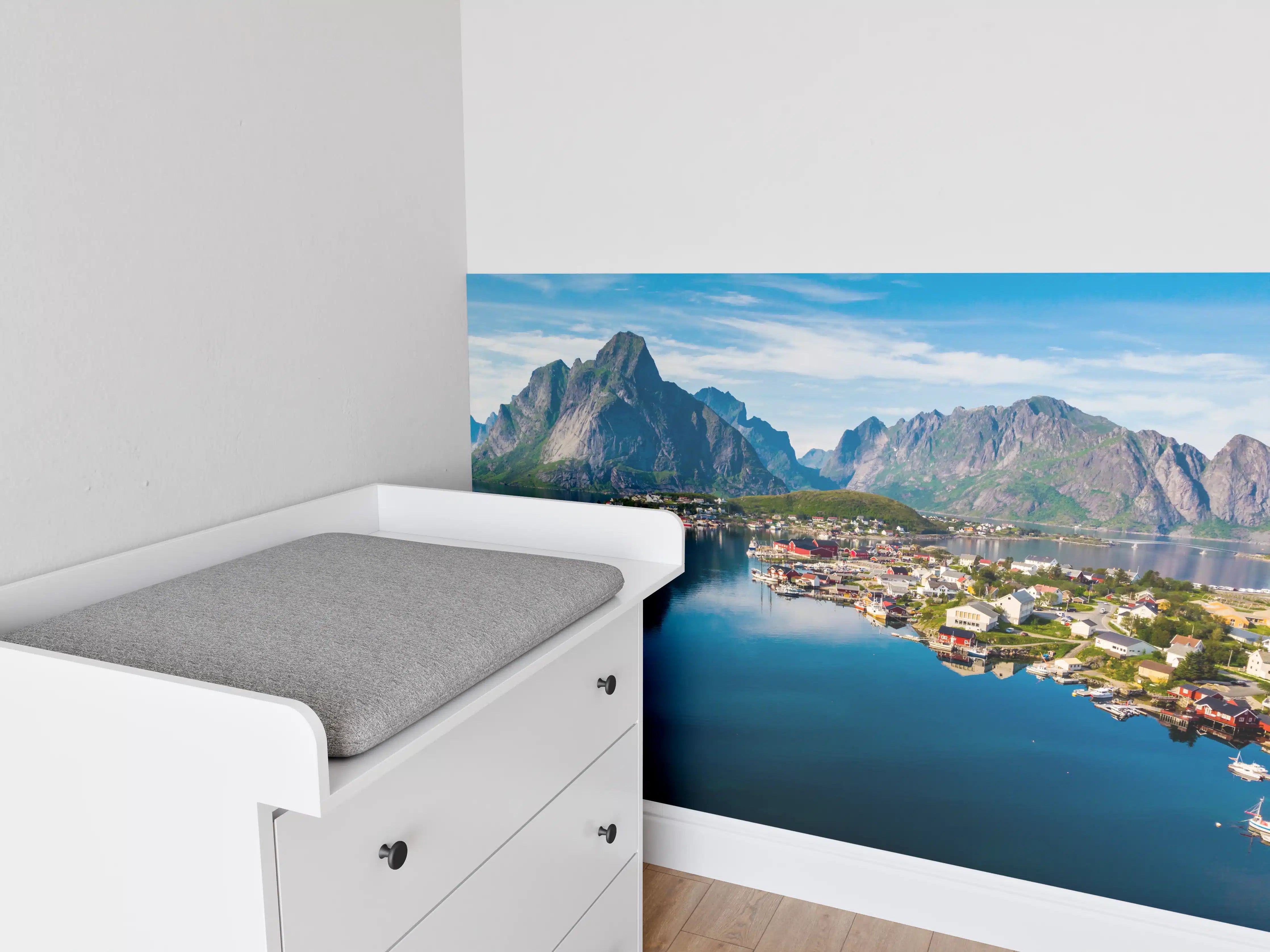 Babyzimmer Wandgestaltung - Majestätische Berglandschaft mit ruhigem See