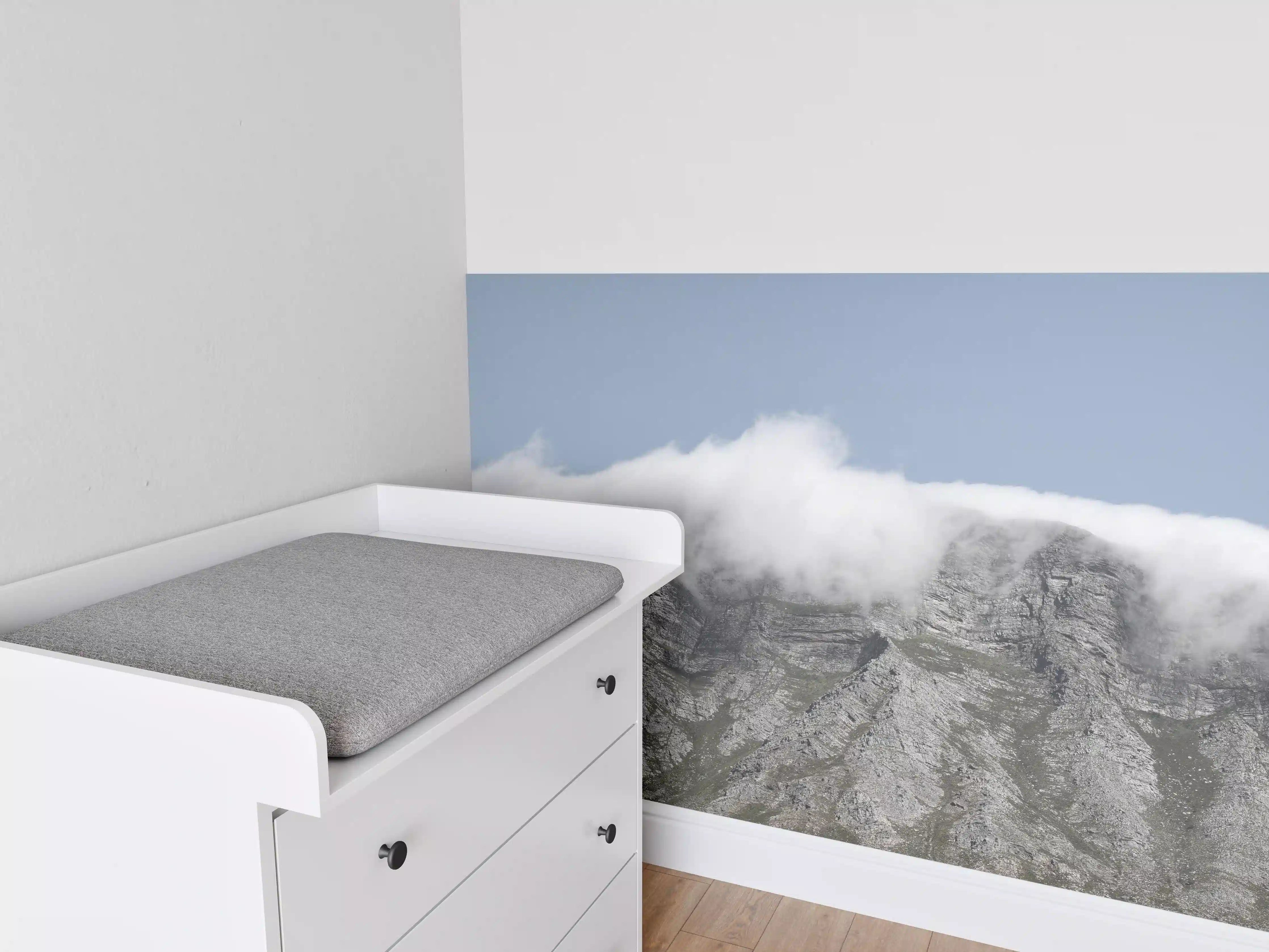 Babyzimmer Wandgestaltung - Majestätische Bergspitzen im Nebel