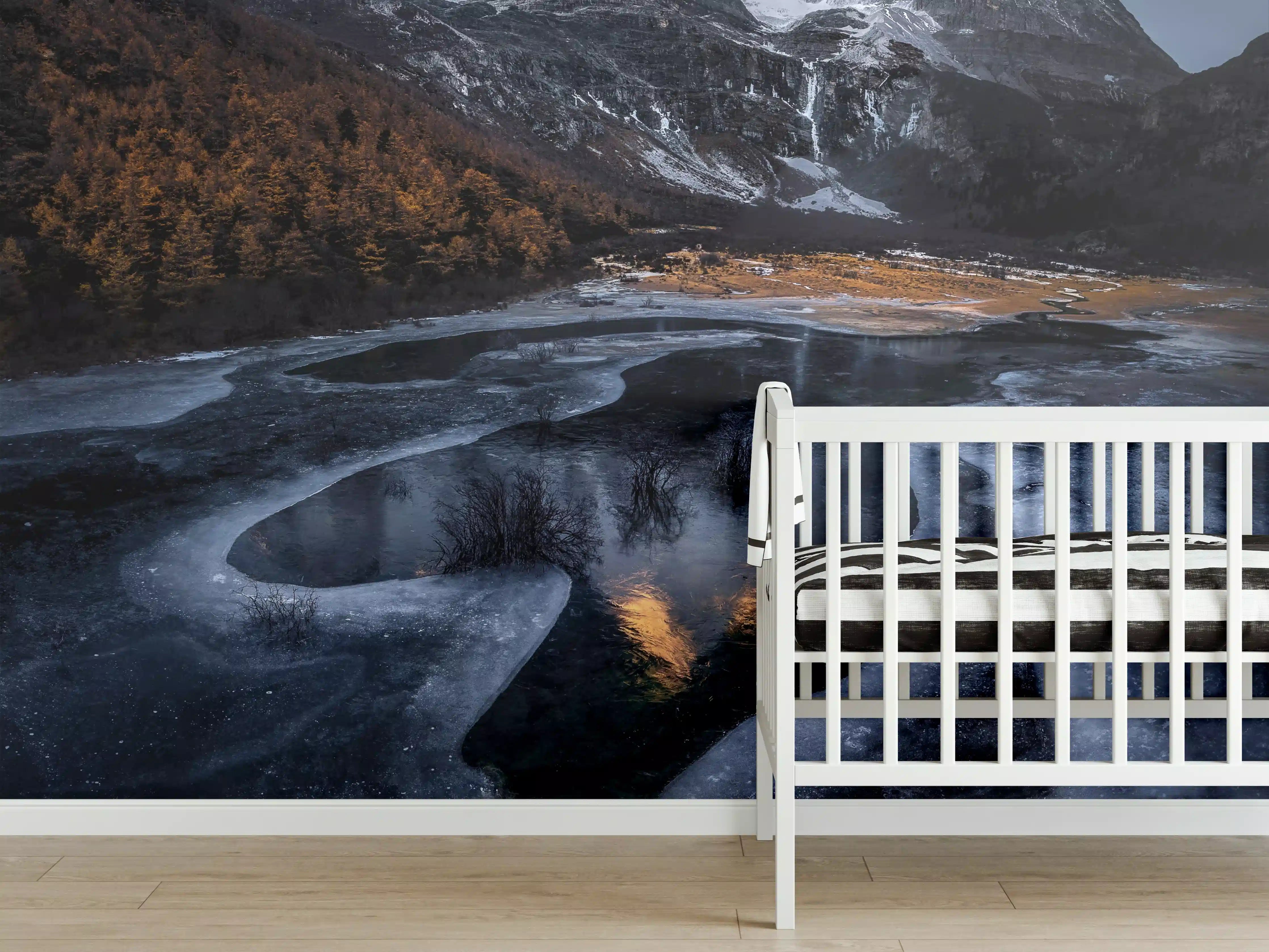 Babyzimmer Wandgestaltung - Majestätische Bergwelt mit gefrorenem See