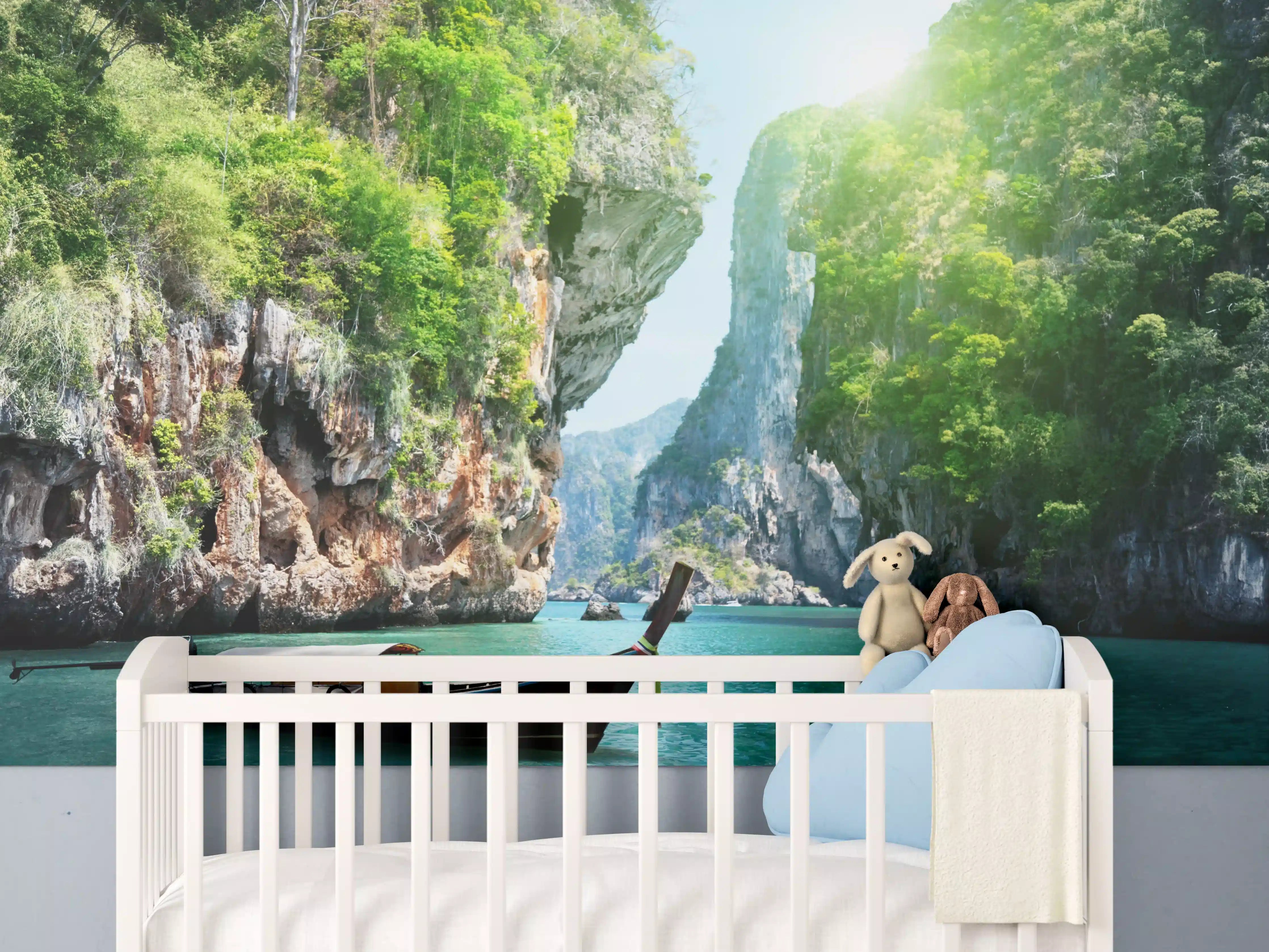 Babyzimmer Wandgestaltung - Majestätische Karstlandschaft mit Boot auf türkisem Wasser