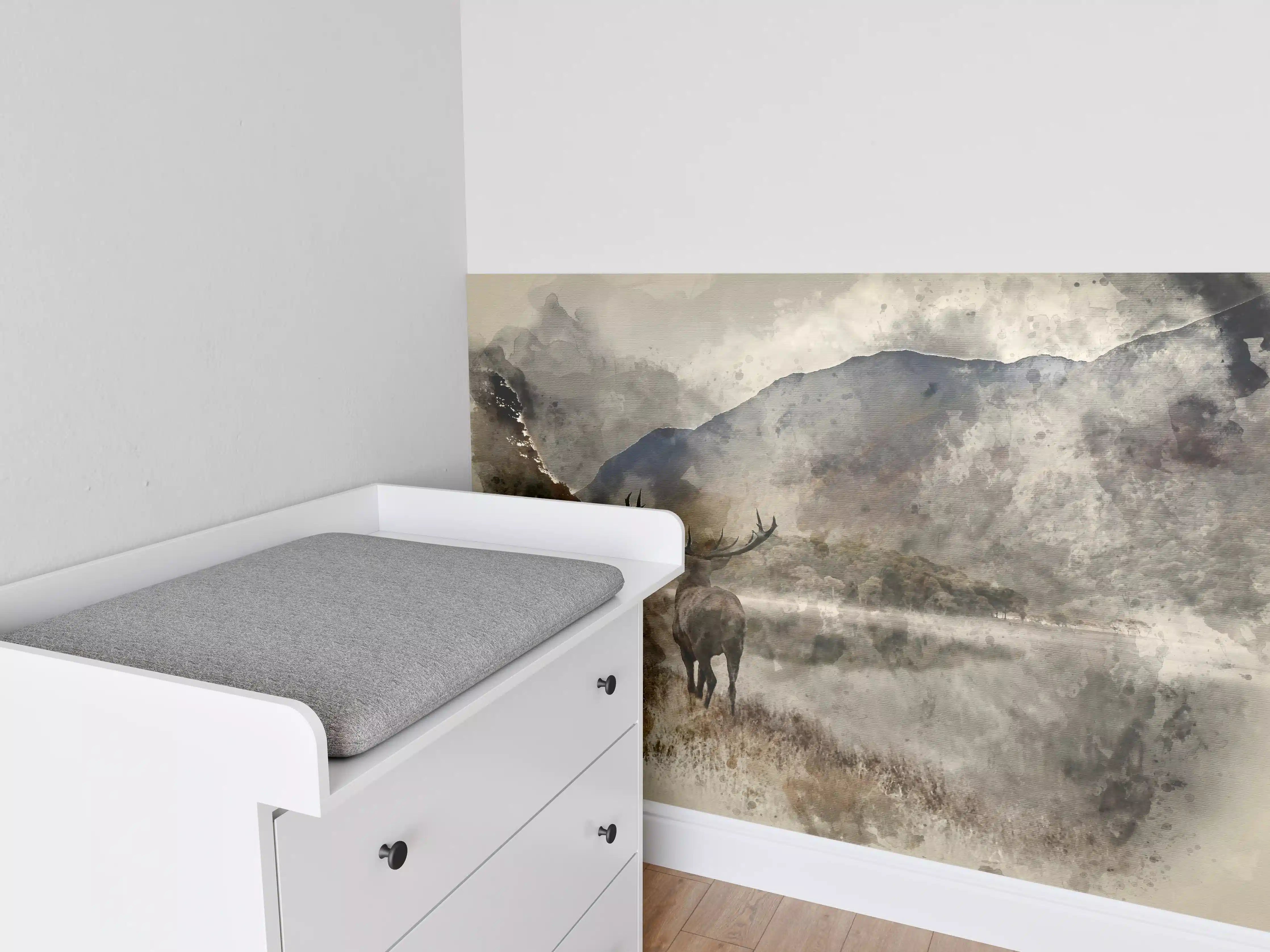 Babyzimmer Wandgestaltung - Majestätischer Elch in nebliger Berglandschaft