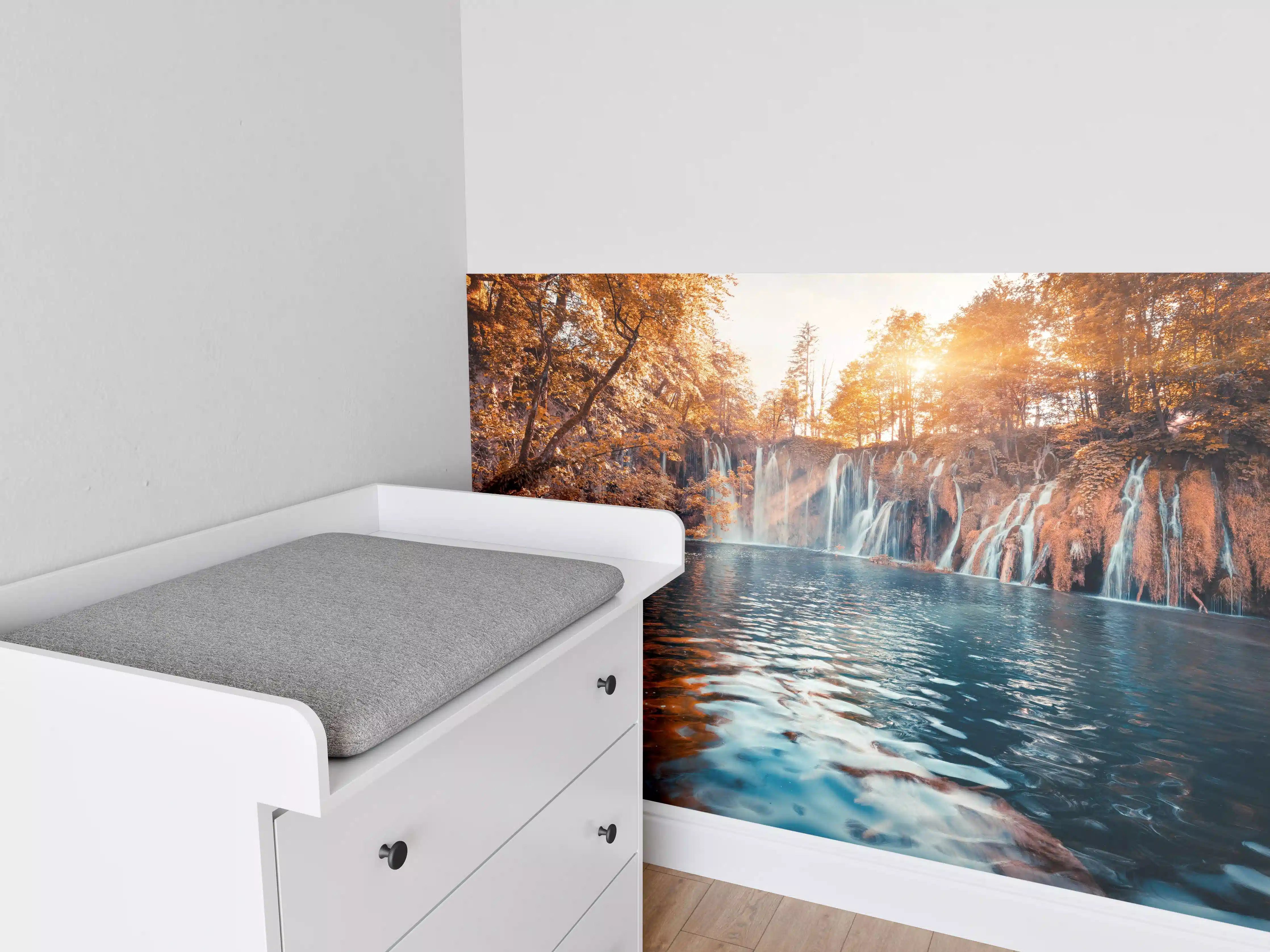 Babyzimmer Wandgestaltung - Majestätischer Wasserfall in Herbstfarben