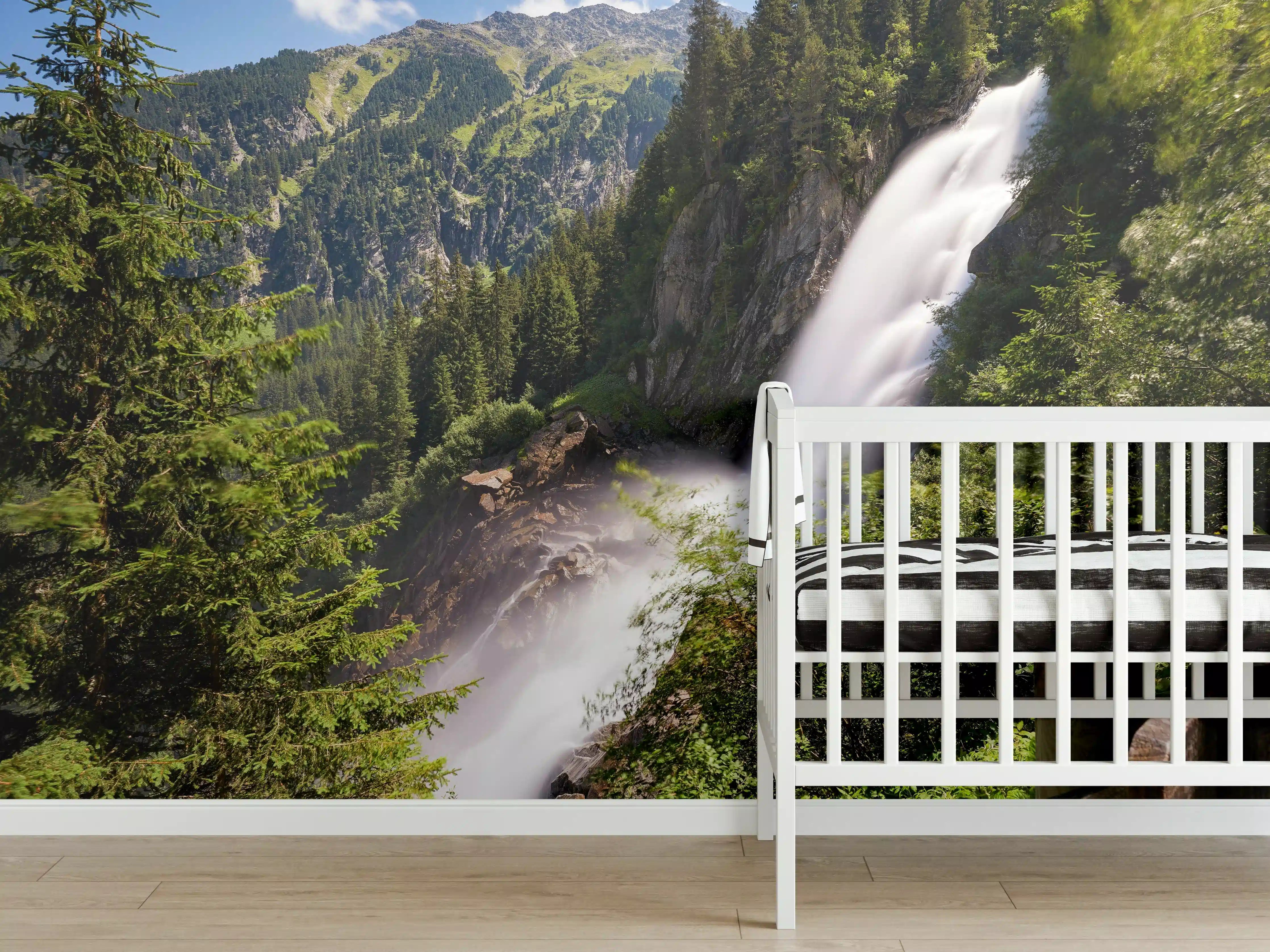 Babyzimmer Wandgestaltung - Majestätischer Wasserfall inmitten des grünen Waldes