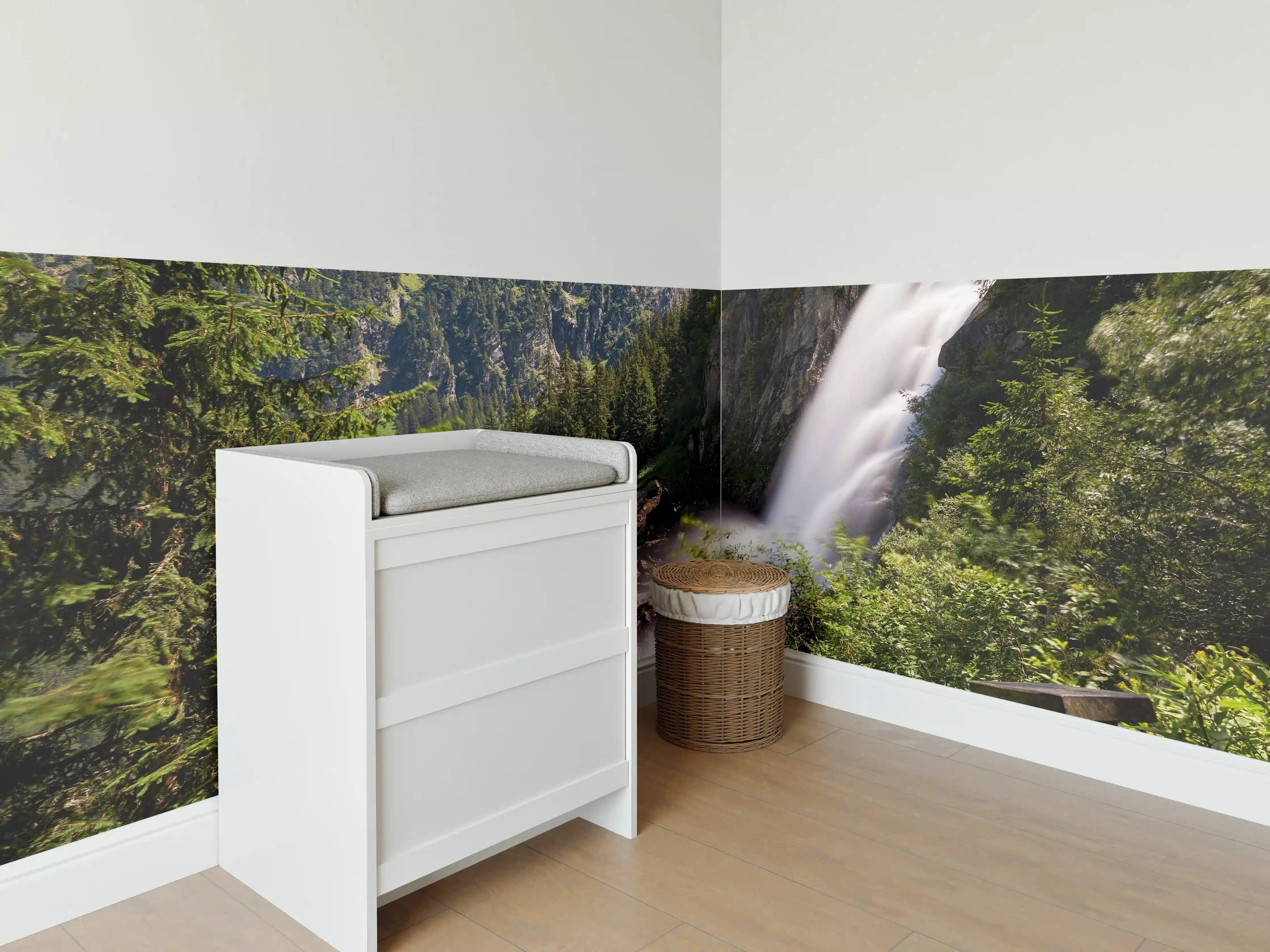 Babyzimmer Wandgestaltung - Majestätischer Wasserfall inmitten des grünen Waldes