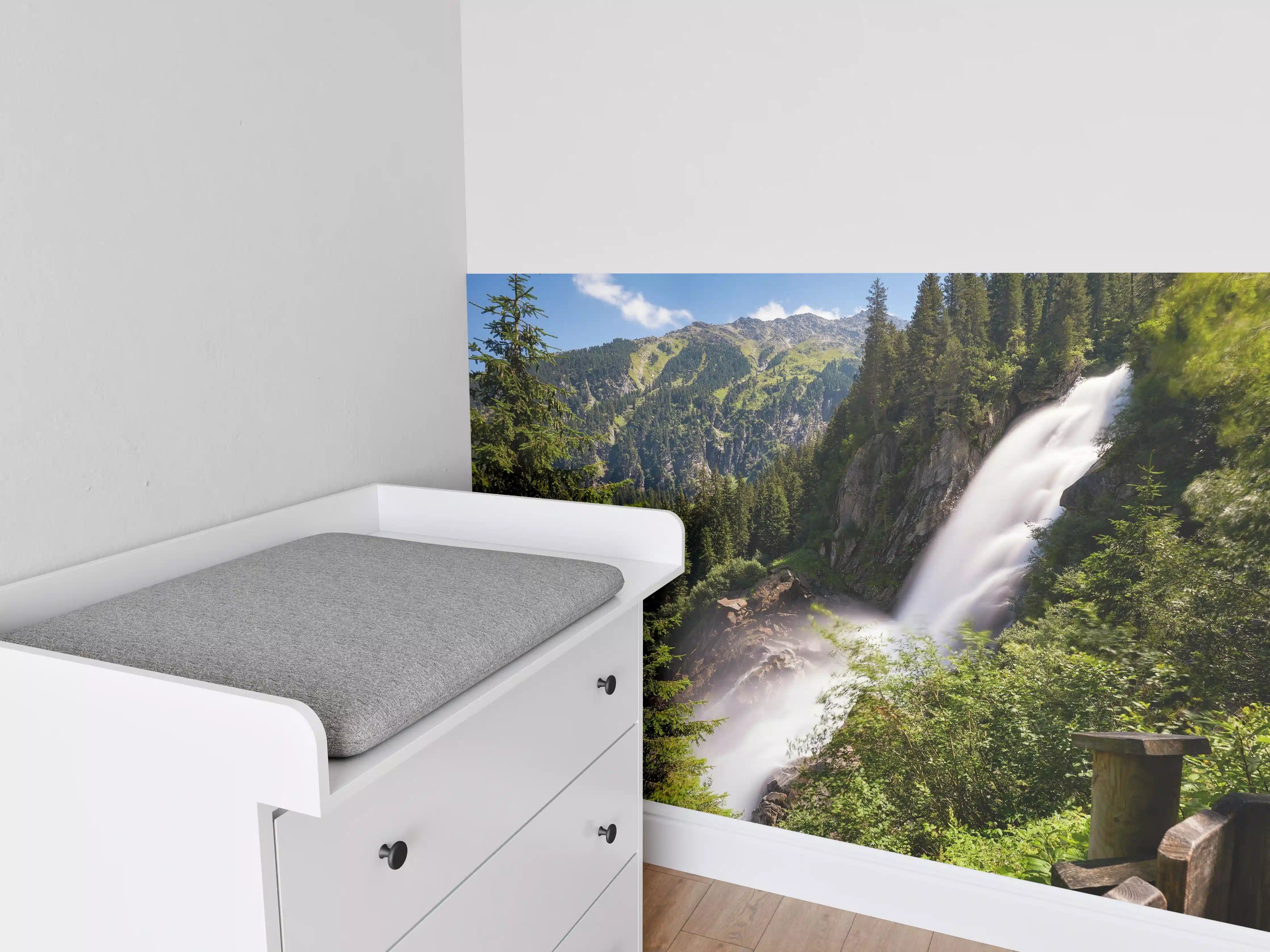 Babyzimmer Wandgestaltung - Majestätischer Wasserfall inmitten des grünen Waldes