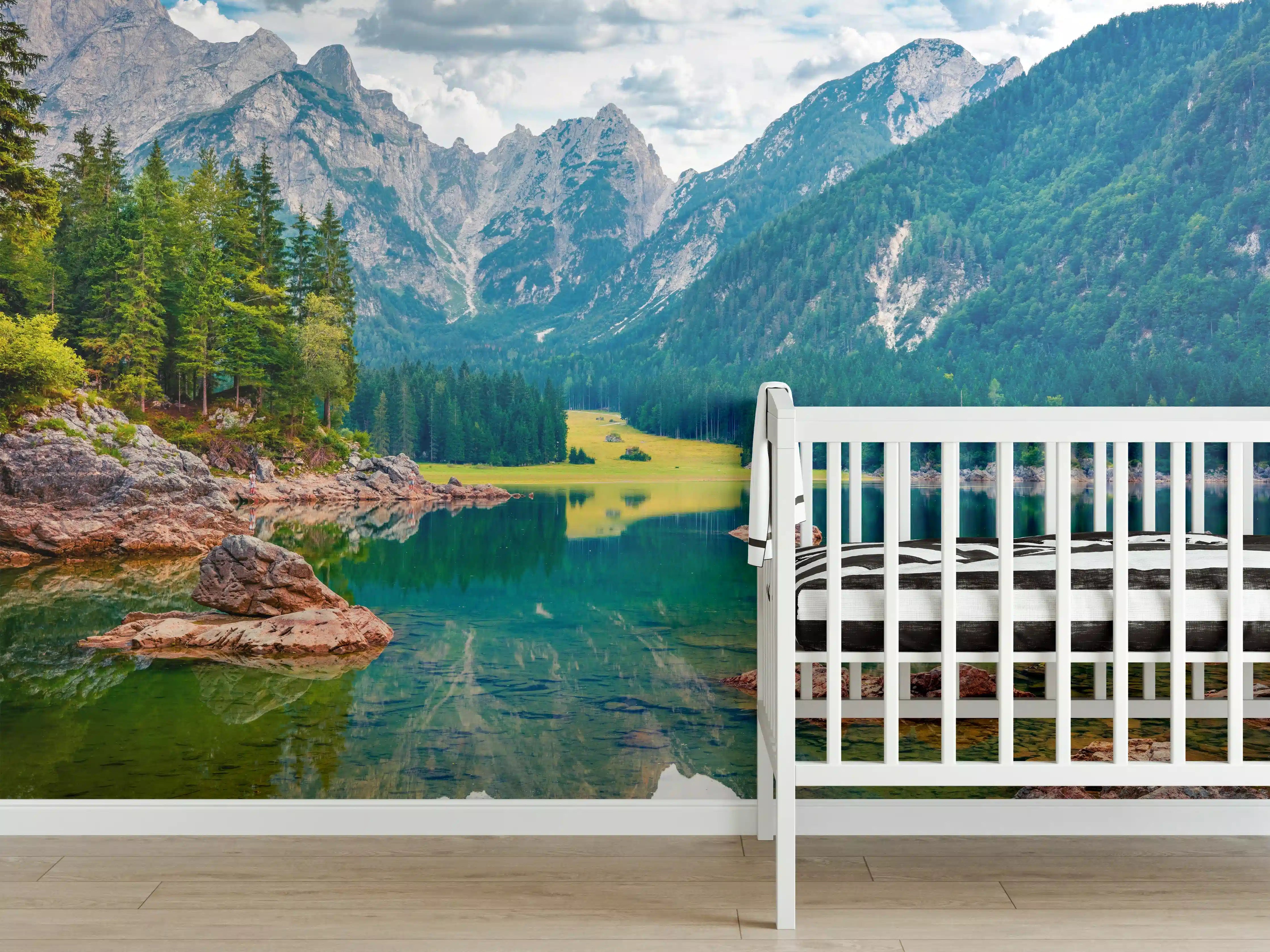 Babyzimmer Wandgestaltung - Malerische Sommeransicht des Fusine Sees