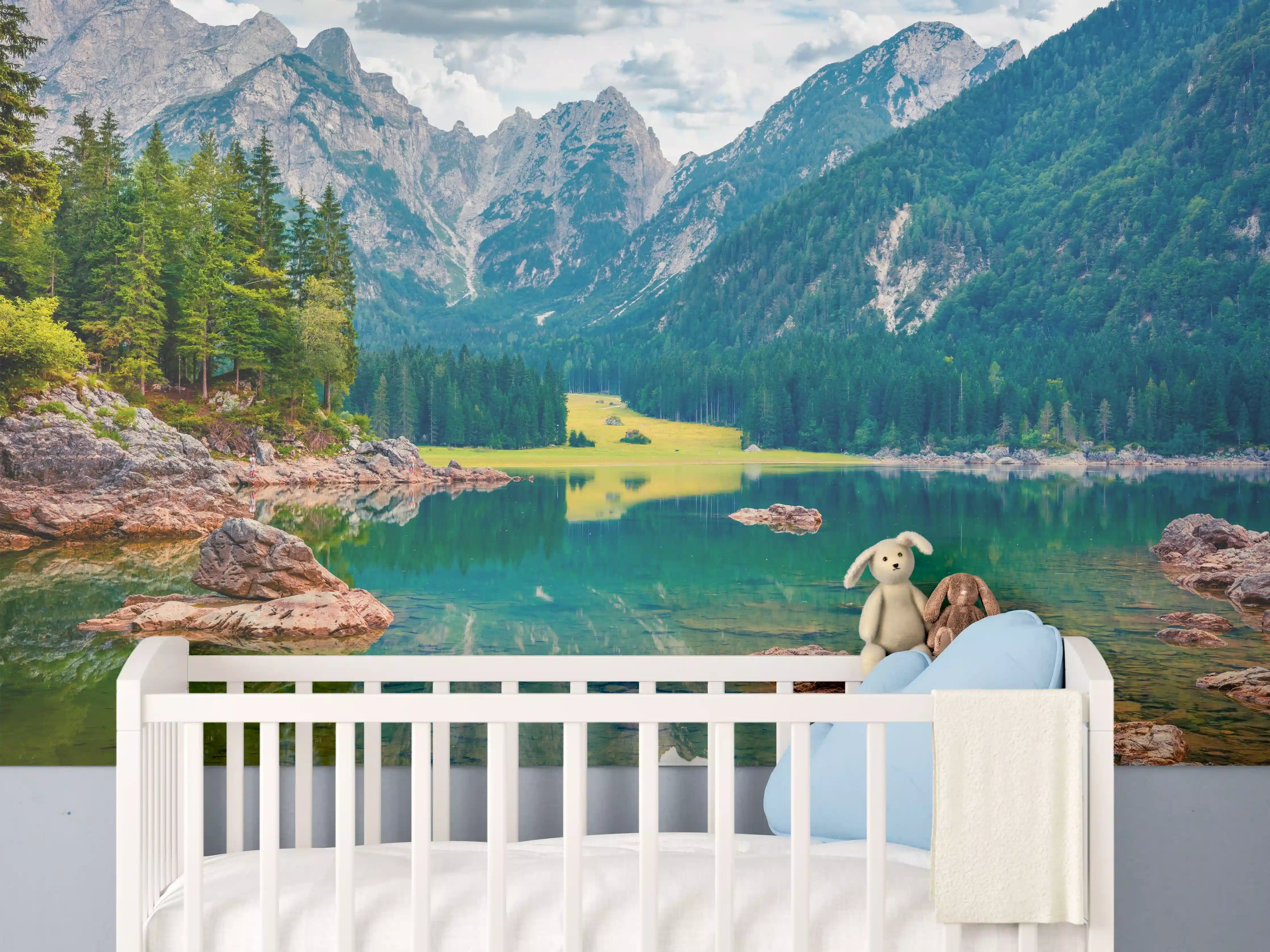 Babyzimmer Wandgestaltung - Malerische Sommeransicht des Fusine Sees