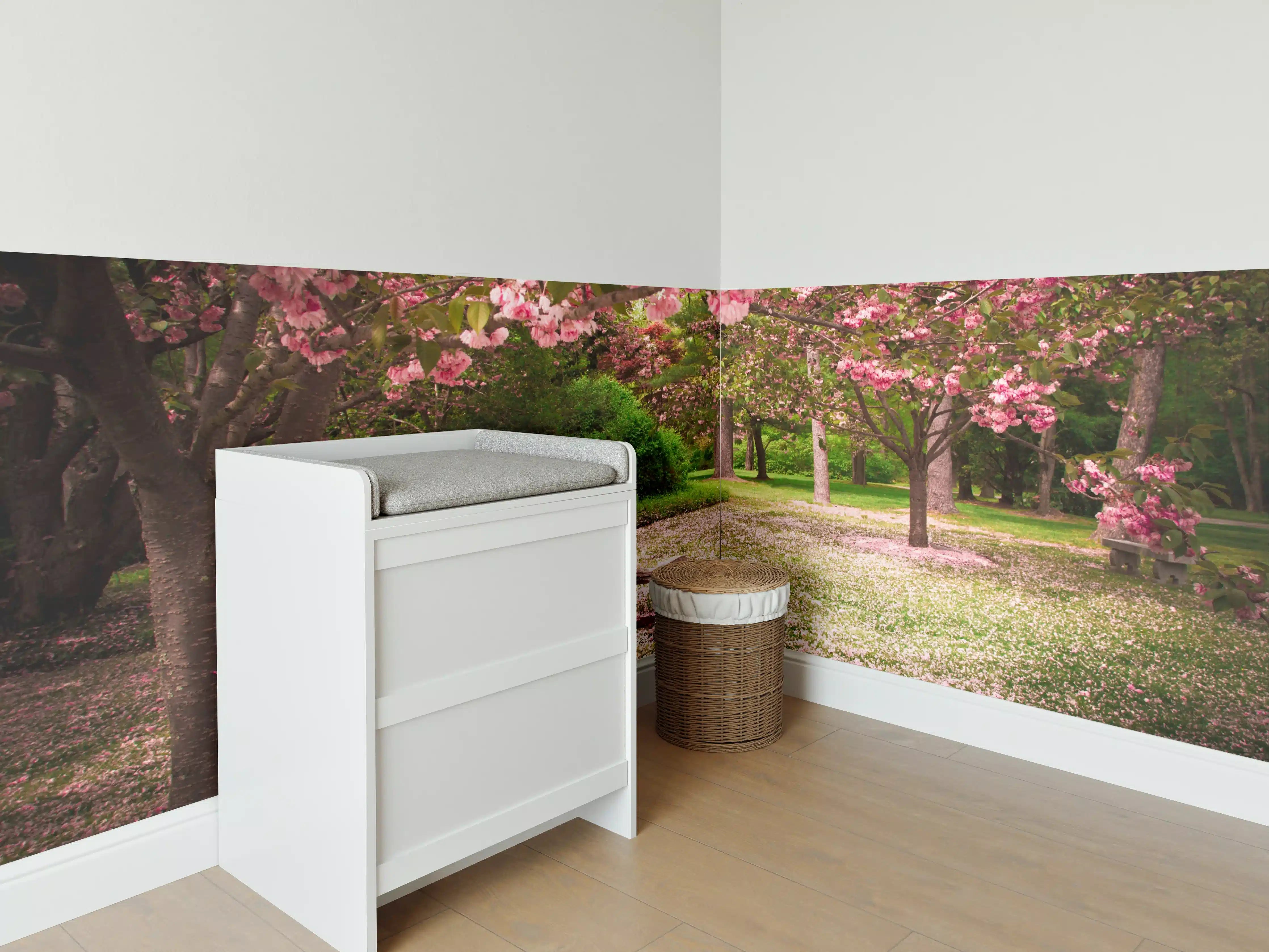 Babyzimmer Wandgestaltung - Malerischer Frühlingsgarten mit blühenden Kirschbäumen