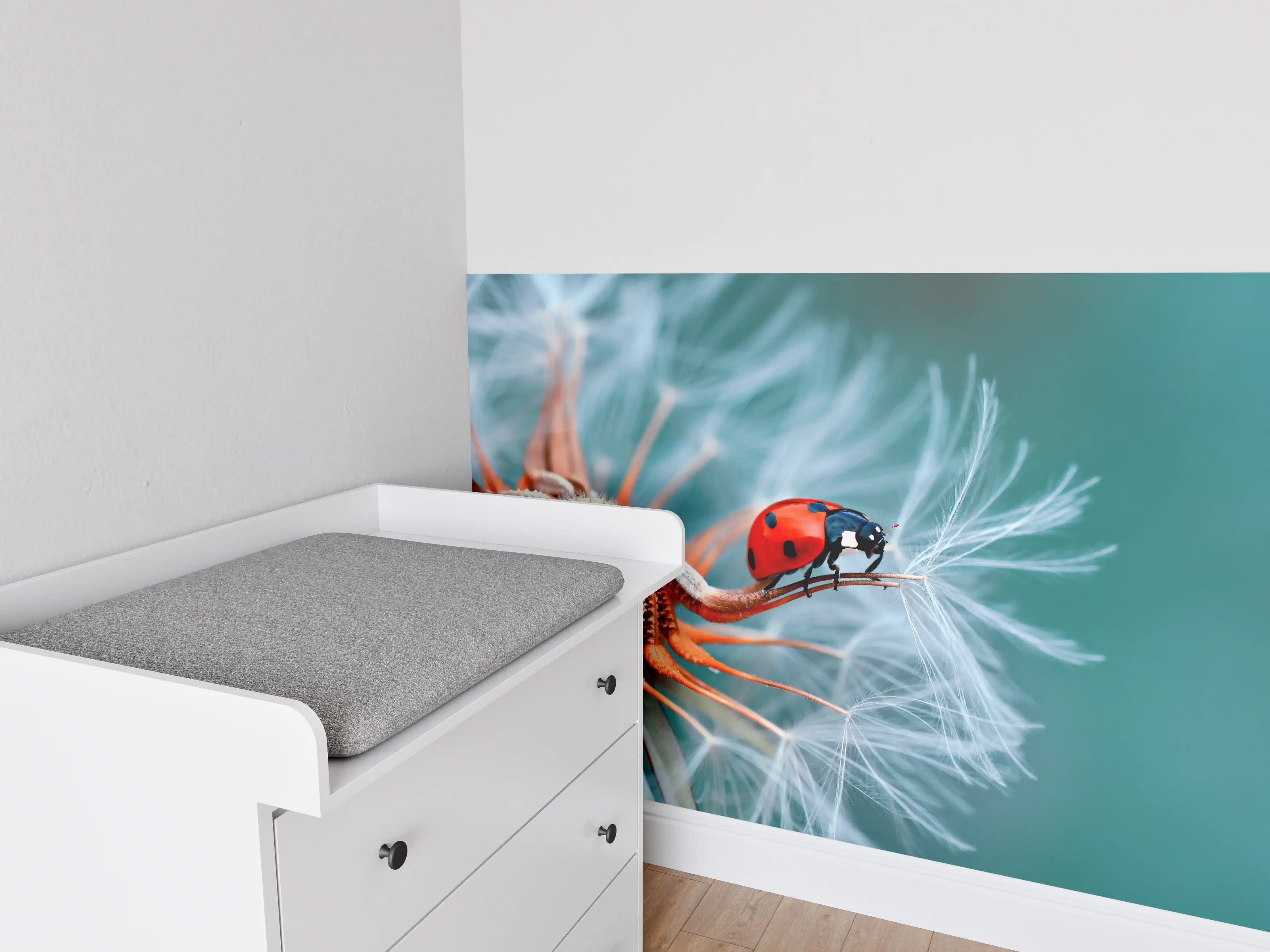 Babyzimmer Wandgestaltung - Marienkäfer auf Pusteblume