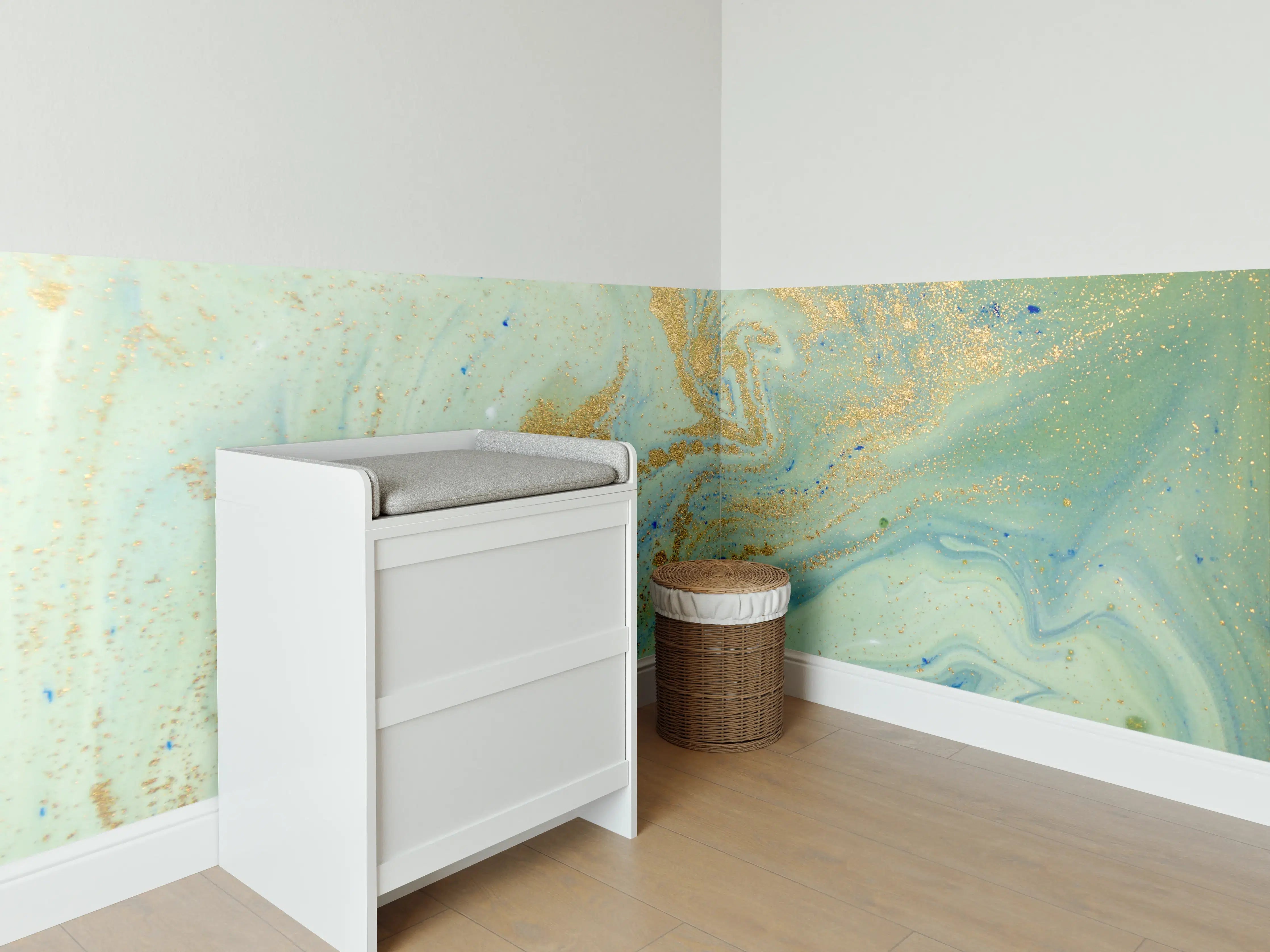Babyzimmer Wandgestaltung - Maritimer Gold- und Blau-Ton Mischtechnik