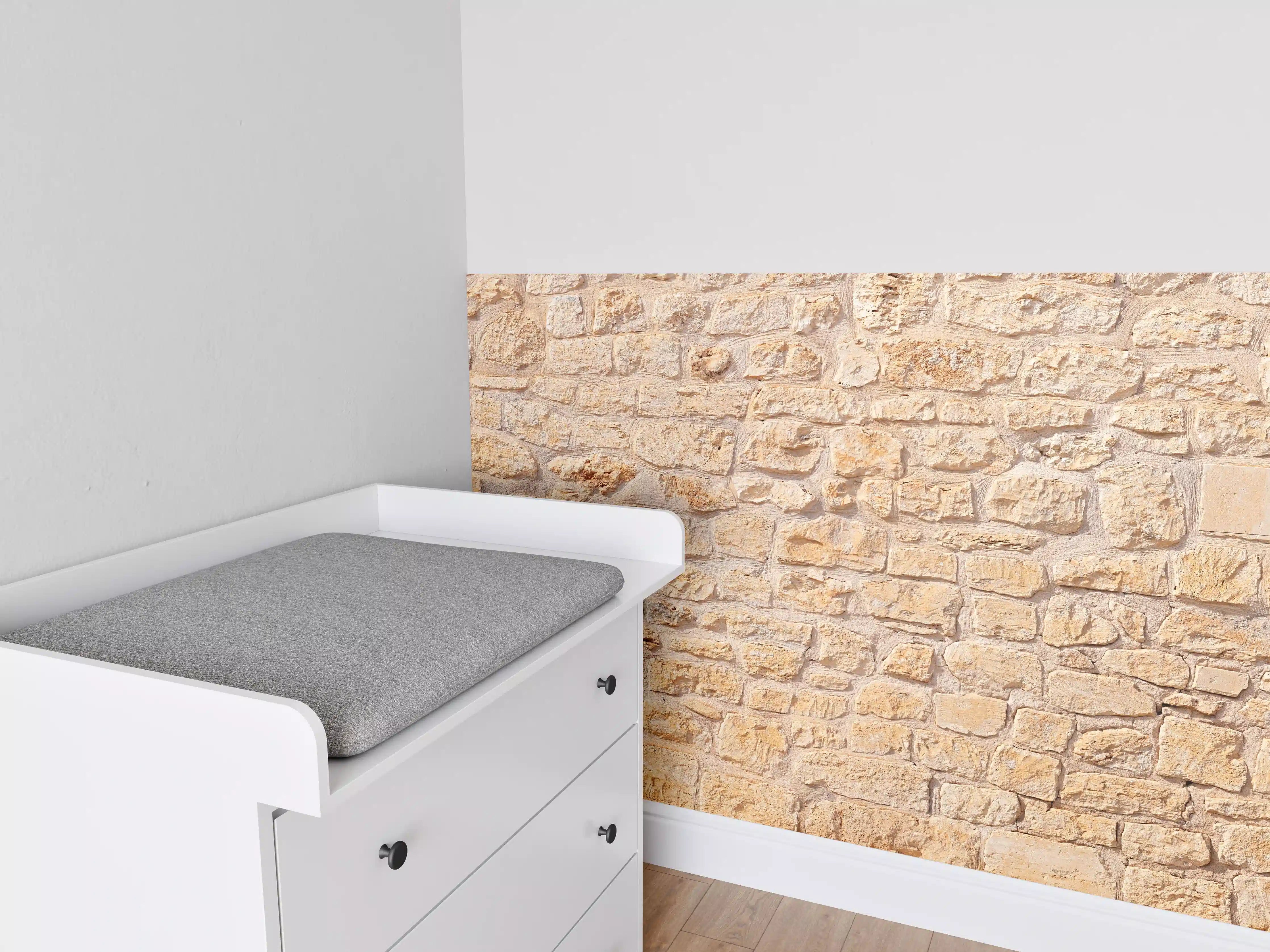 Babyzimmer Wandgestaltung - Massive braune Steinfassade
