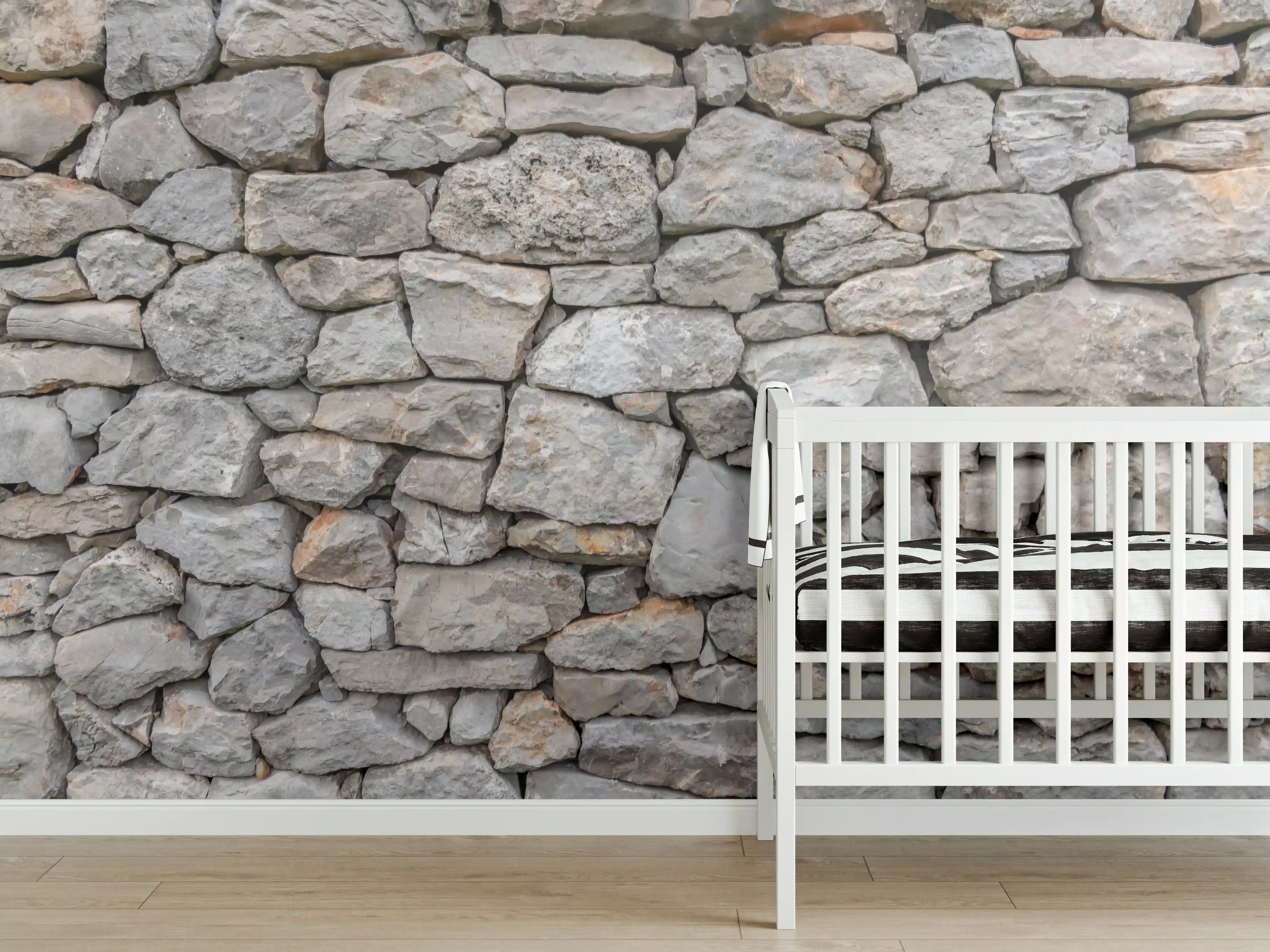 Babyzimmer Wandgestaltung - Massive raue Steinwand