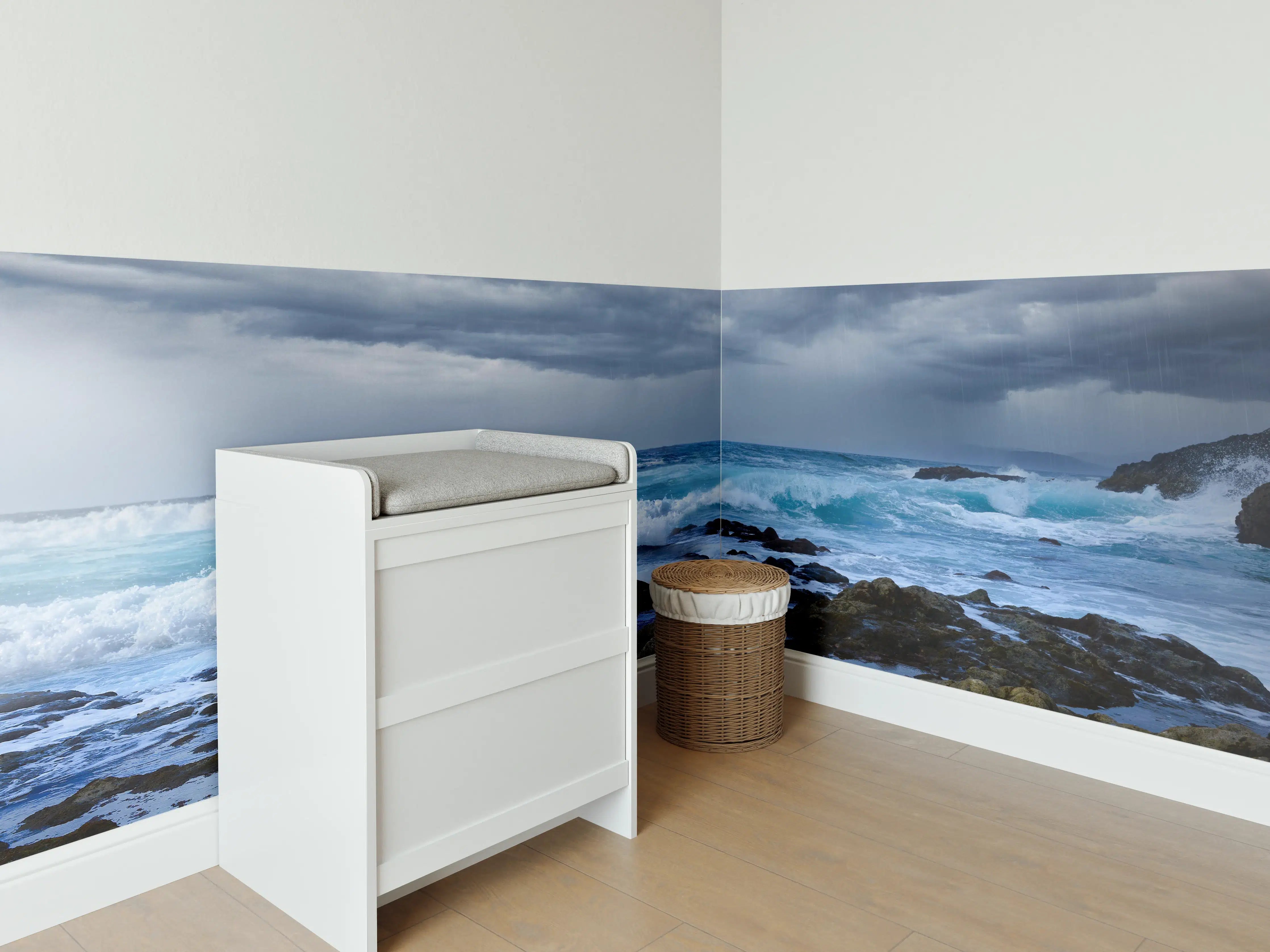 Babyzimmer Wandgestaltung - Meeresküste mit dunklen Regenwolken und stürmischer See