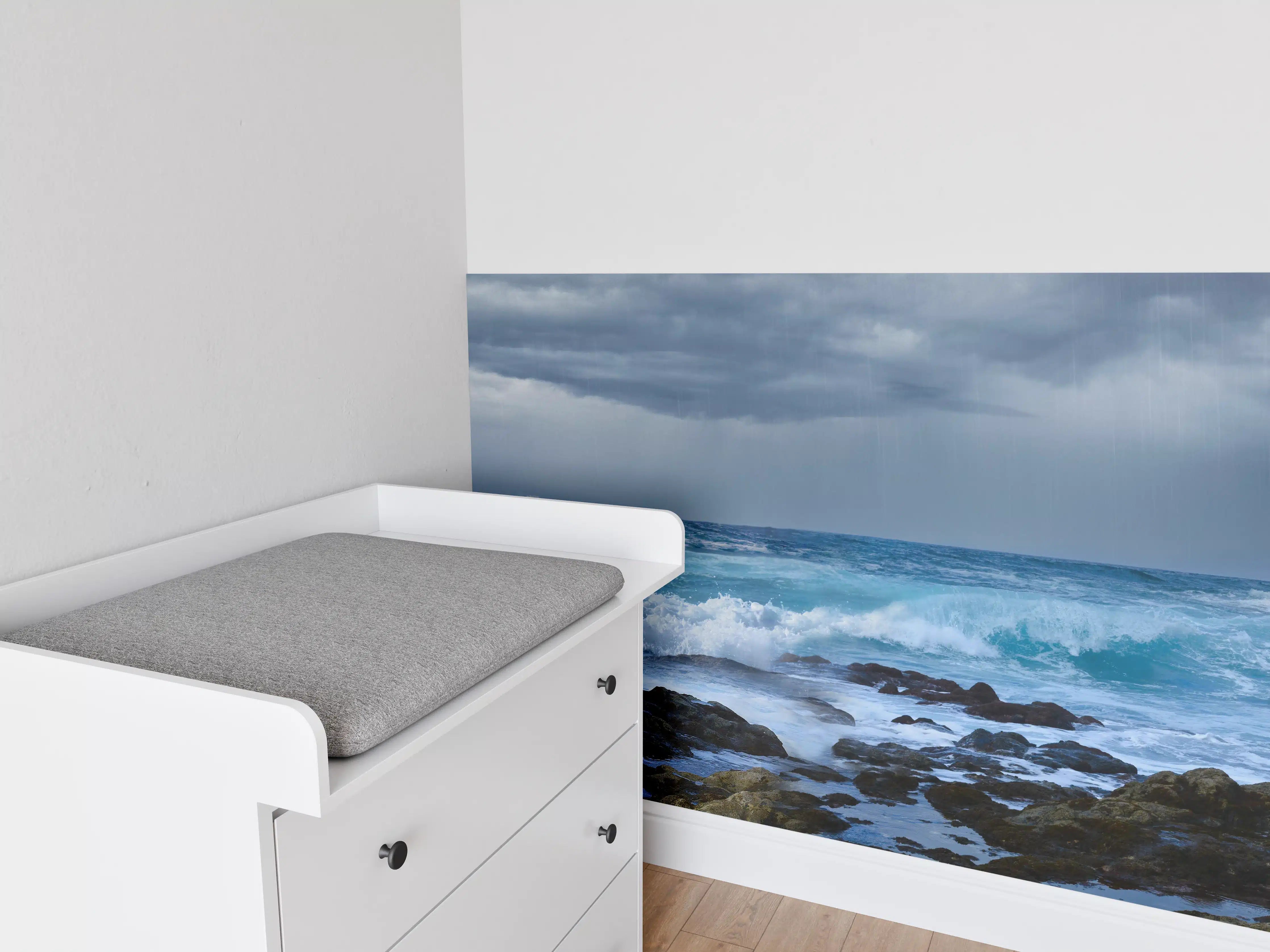 Babyzimmer Wandgestaltung - Meeresküste mit dunklen Regenwolken und stürmischer See