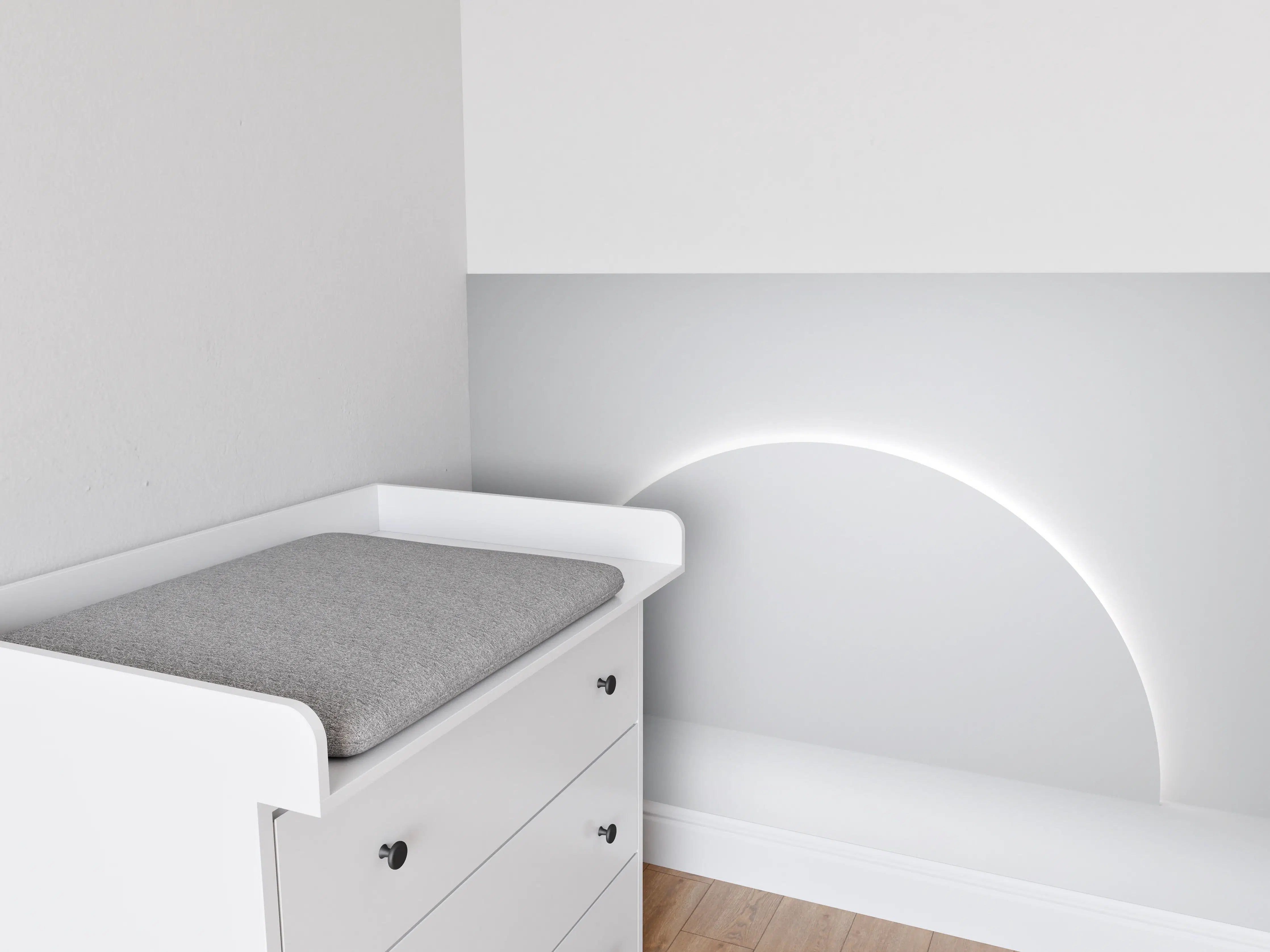 Babyzimmer Wandgestaltung - Minimalistischer Weiß-Grauer Sockel