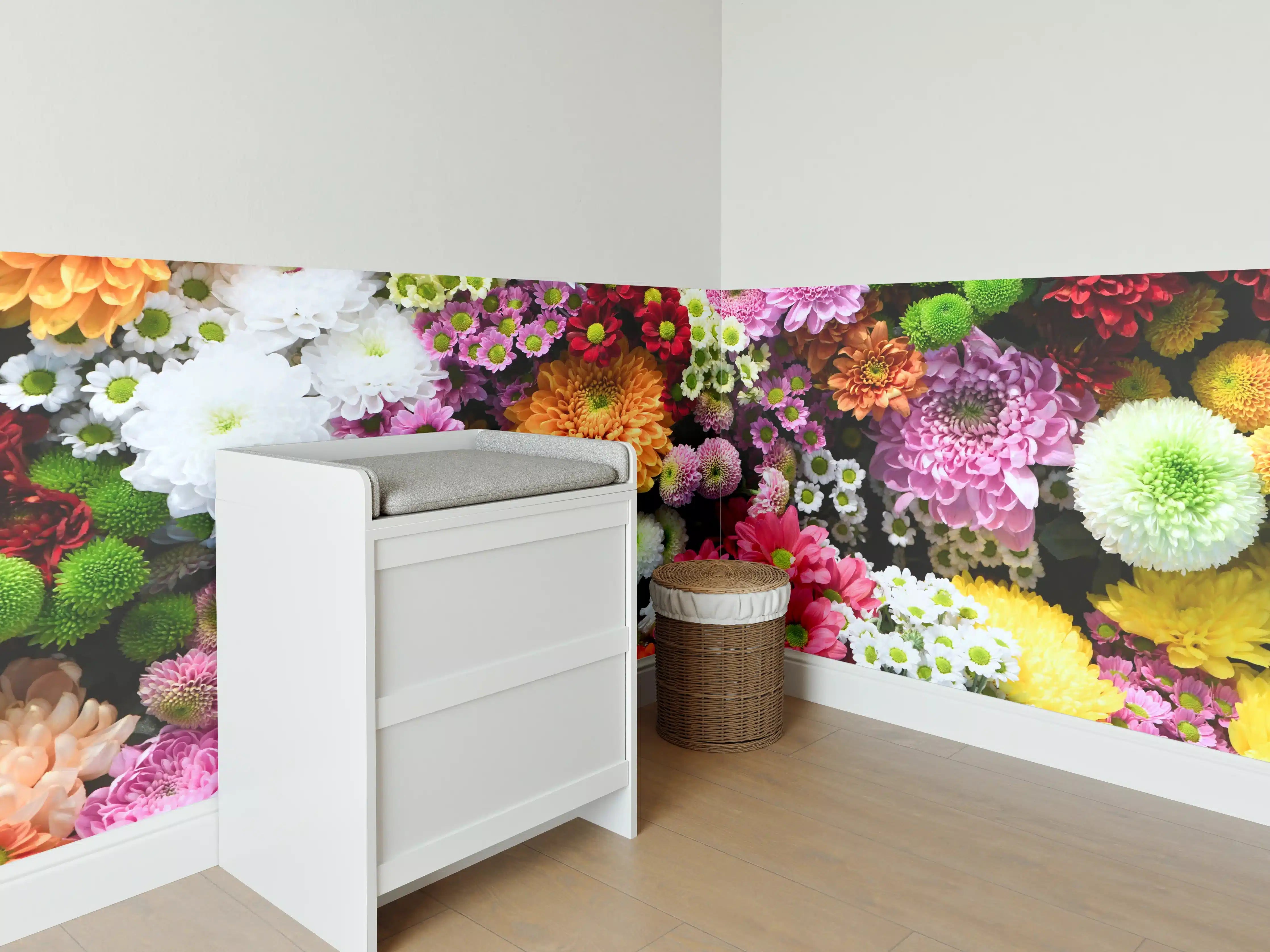 Babyzimmer Wandgestaltung - Mix aus bunten Frühlingsblumen