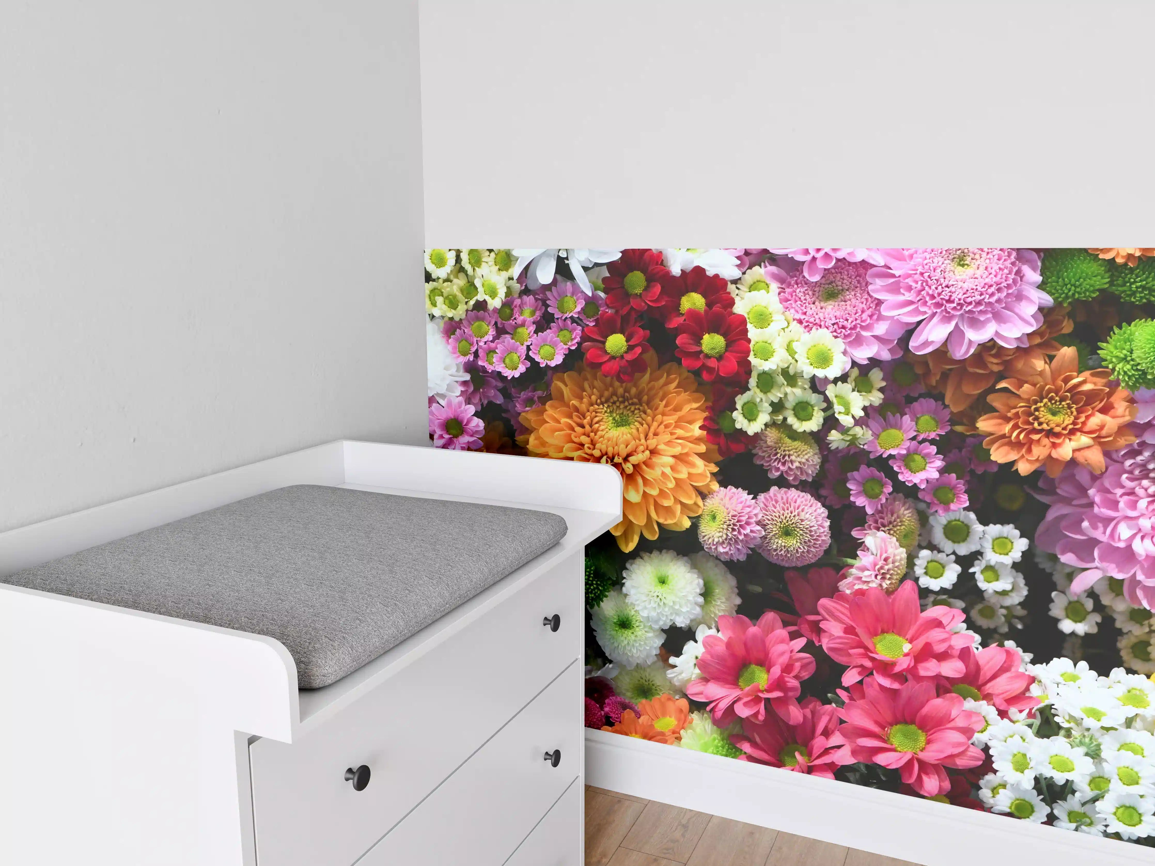 Babyzimmer Wandgestaltung - Mix aus bunten Frühlingsblumen