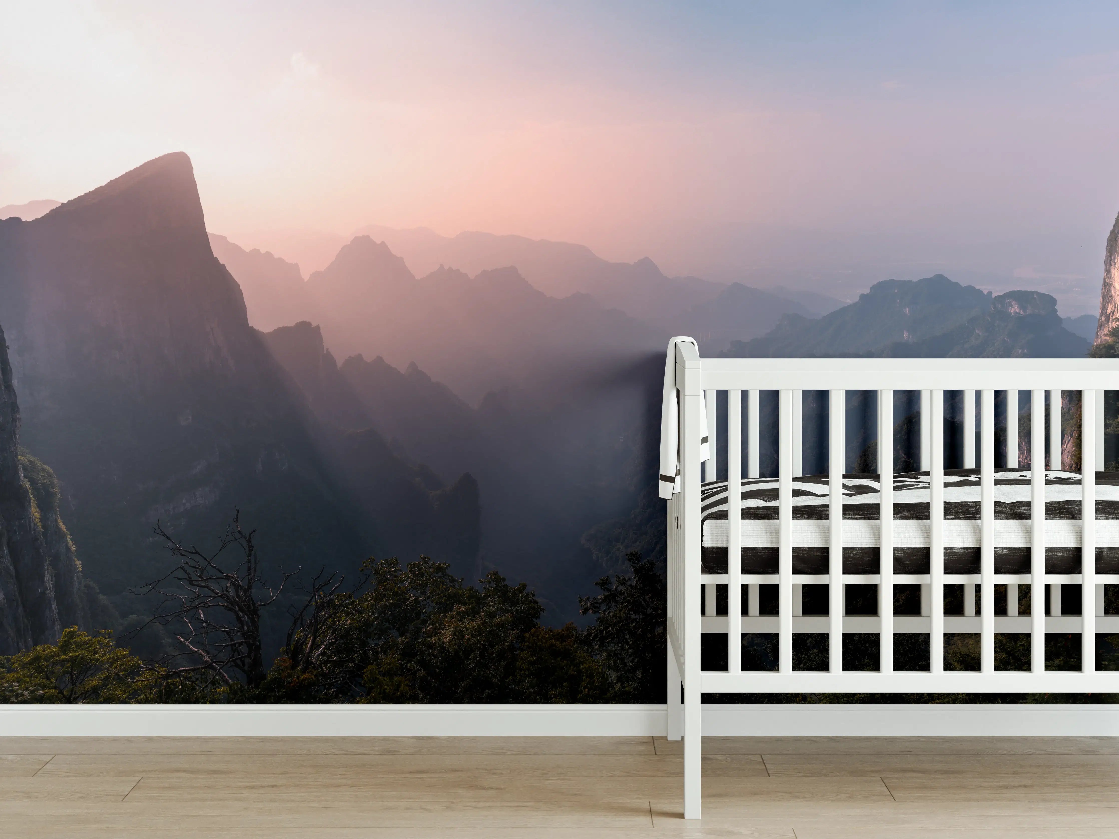 Babyzimmer Wandgestaltung - Morgendliche Grautöne in den Bergen