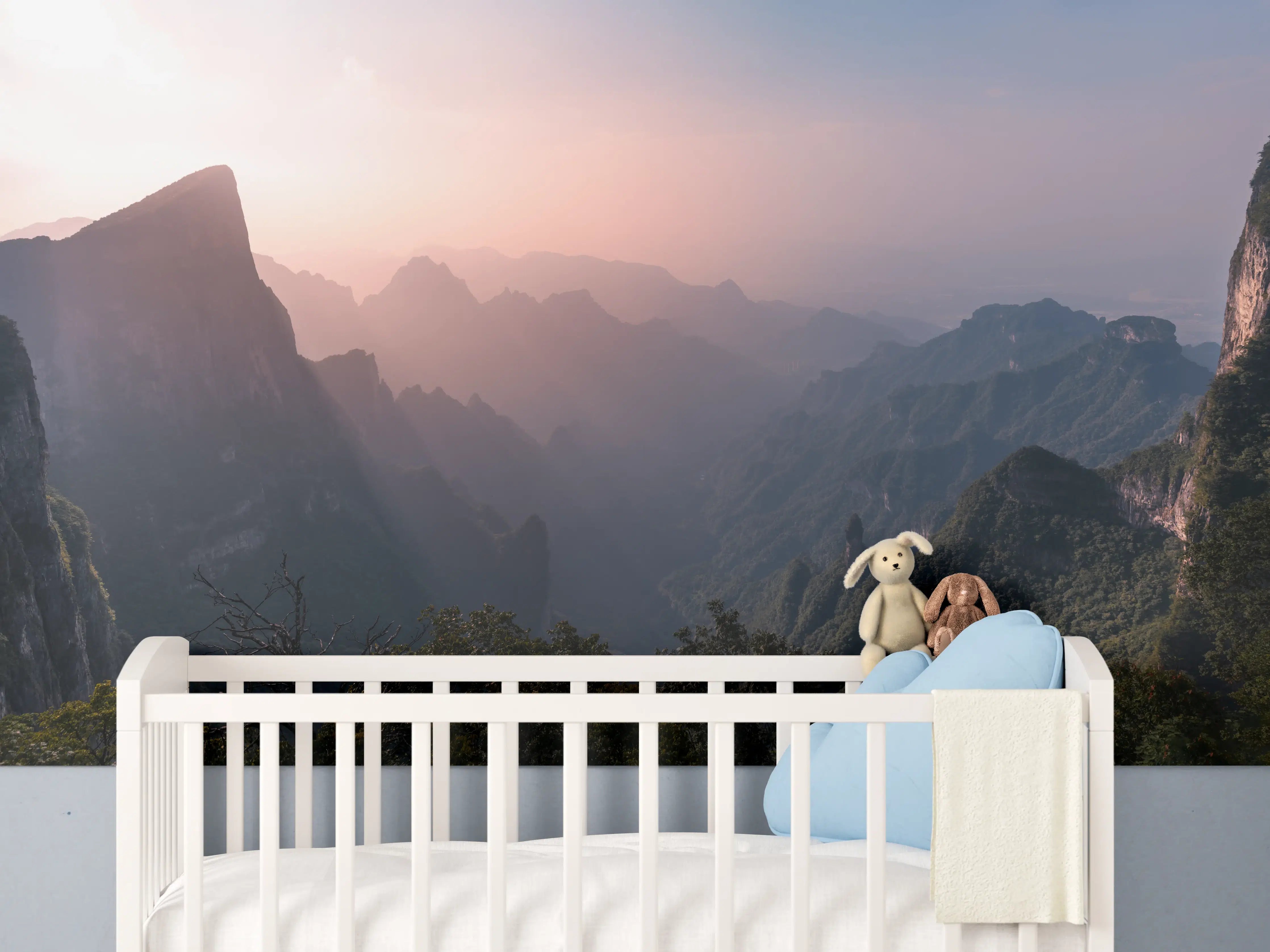 Babyzimmer Wandgestaltung - Morgendliche Grautöne in den Bergen
