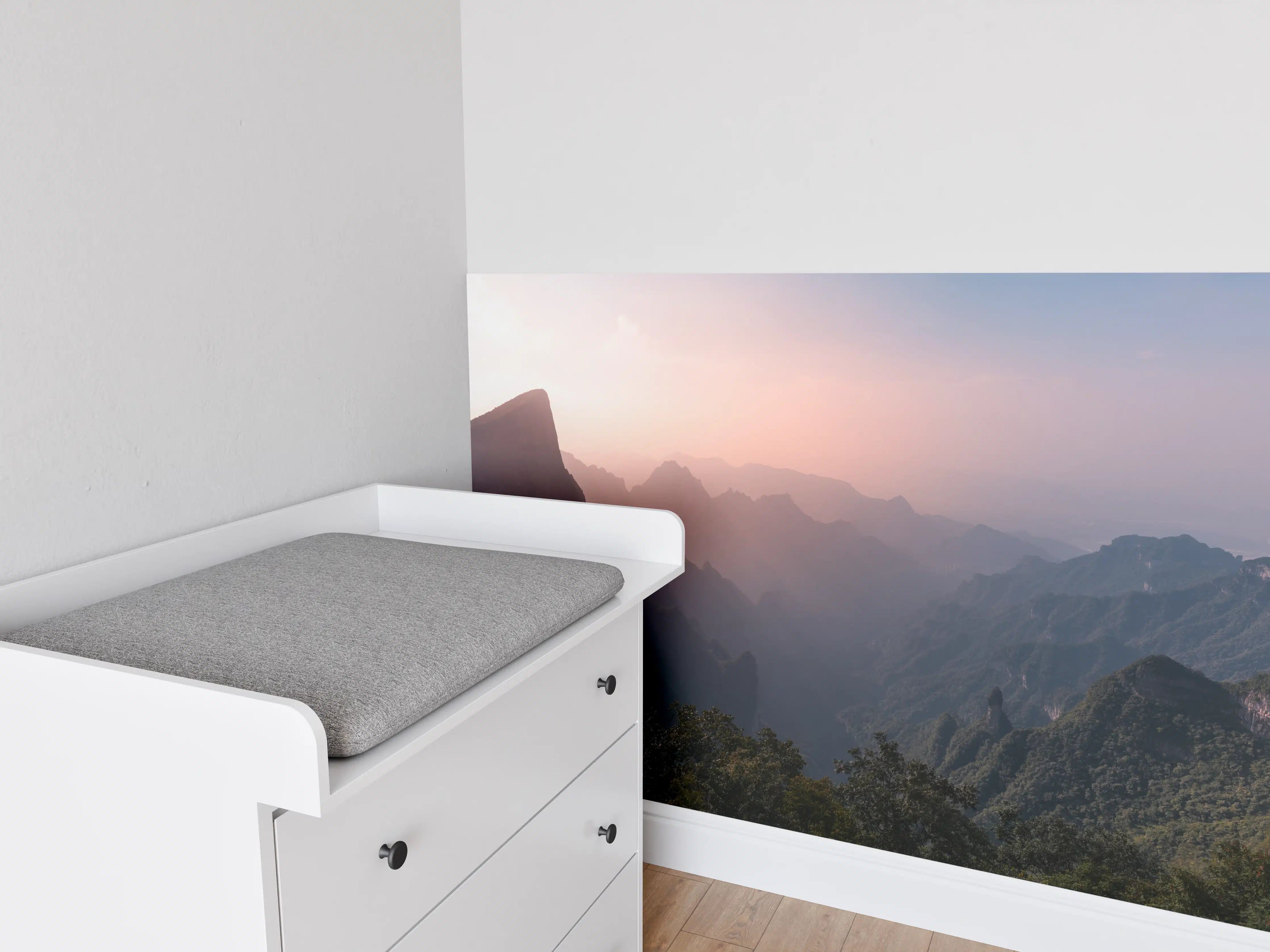 Babyzimmer Wandgestaltung - Morgendliche Grautöne in den Bergen