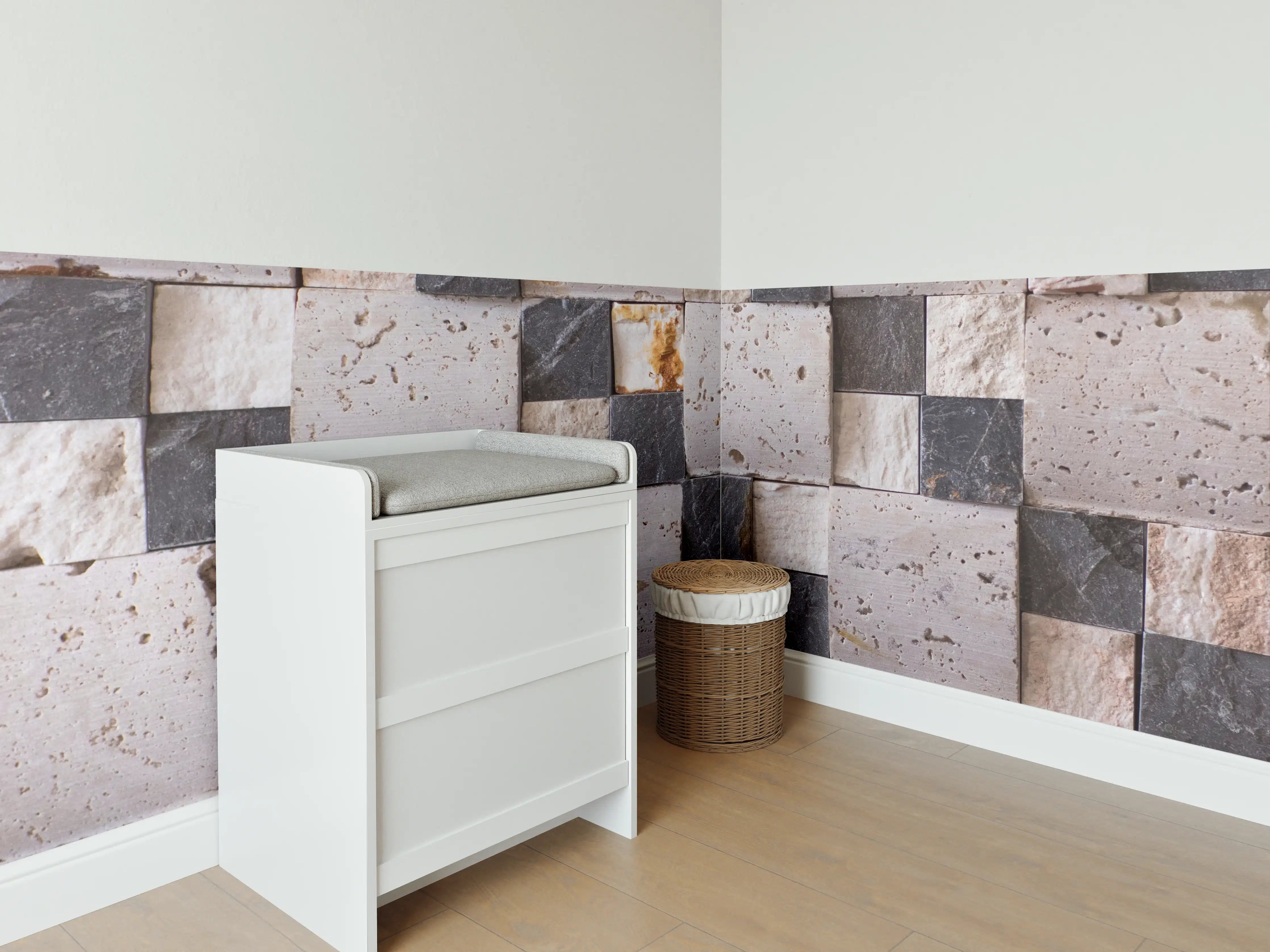 Babyzimmer Wandgestaltung - Mosaikartige Natursteinwand in neutralen Tönen