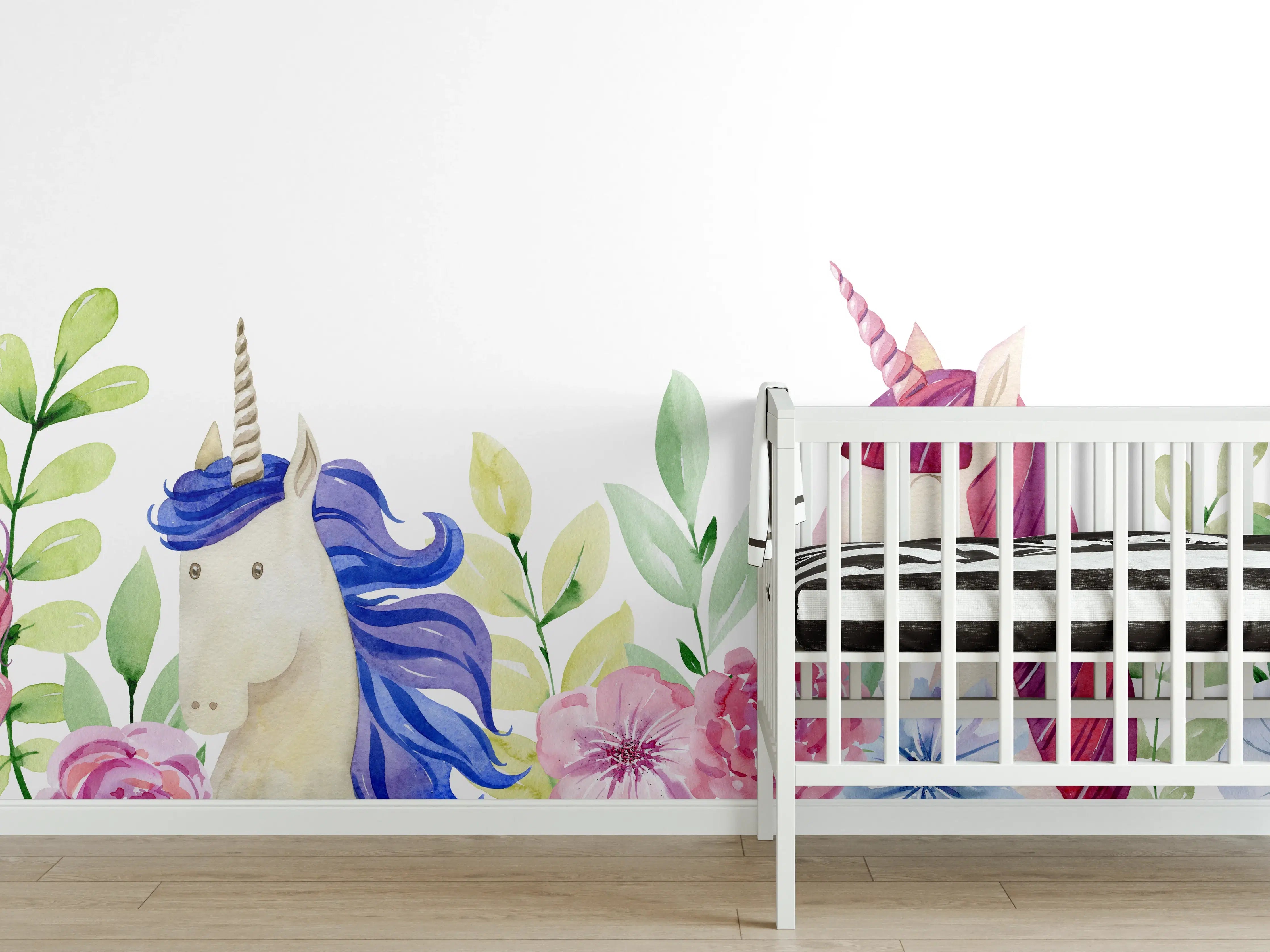 Babyzimmer Wandgestaltung - Mystische Einhorn-Malerei mit Blumen und Pastellfarben