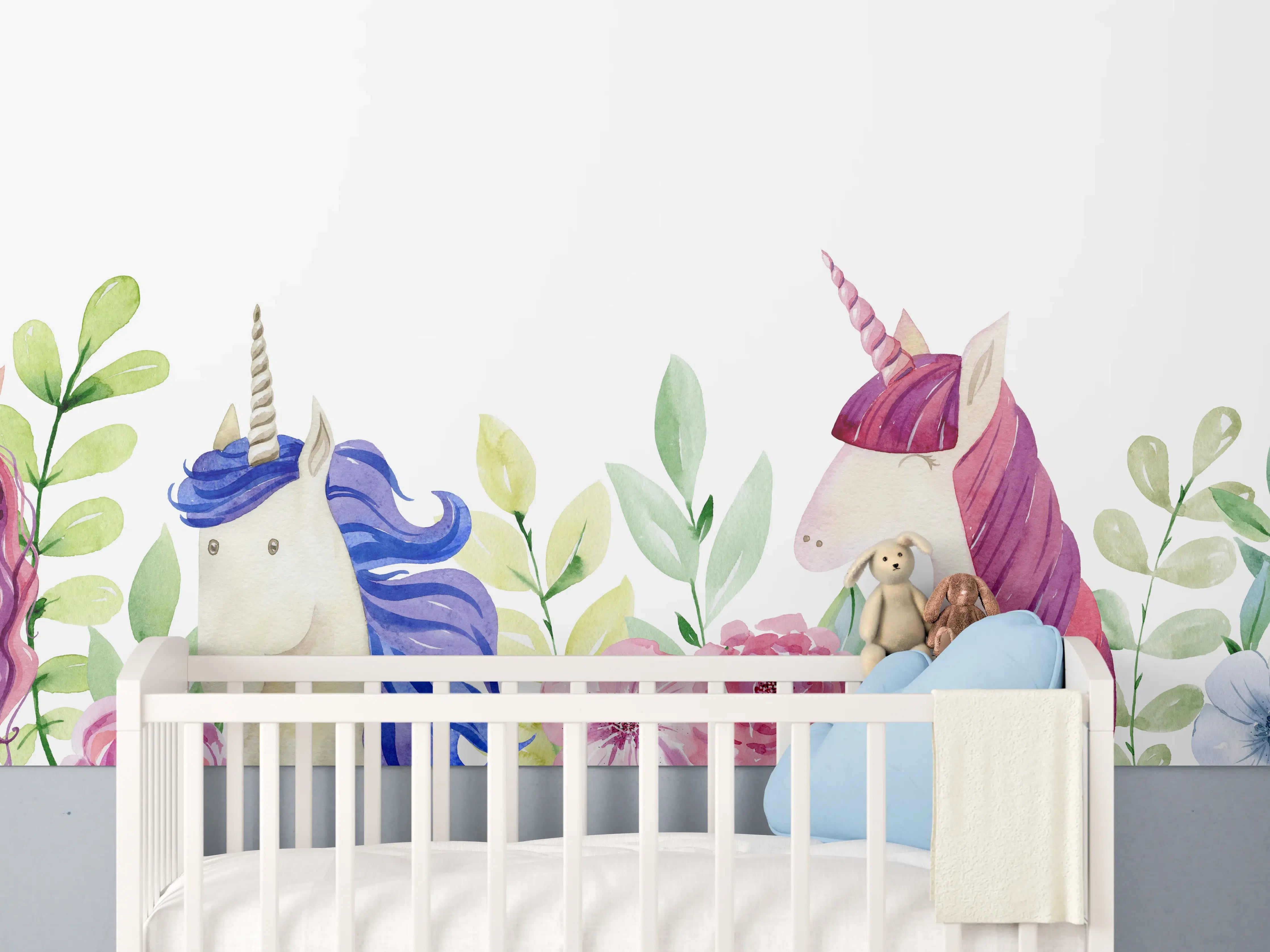 Babyzimmer Wandgestaltung - Mystische Einhorn-Malerei mit Blumen und Pastellfarben