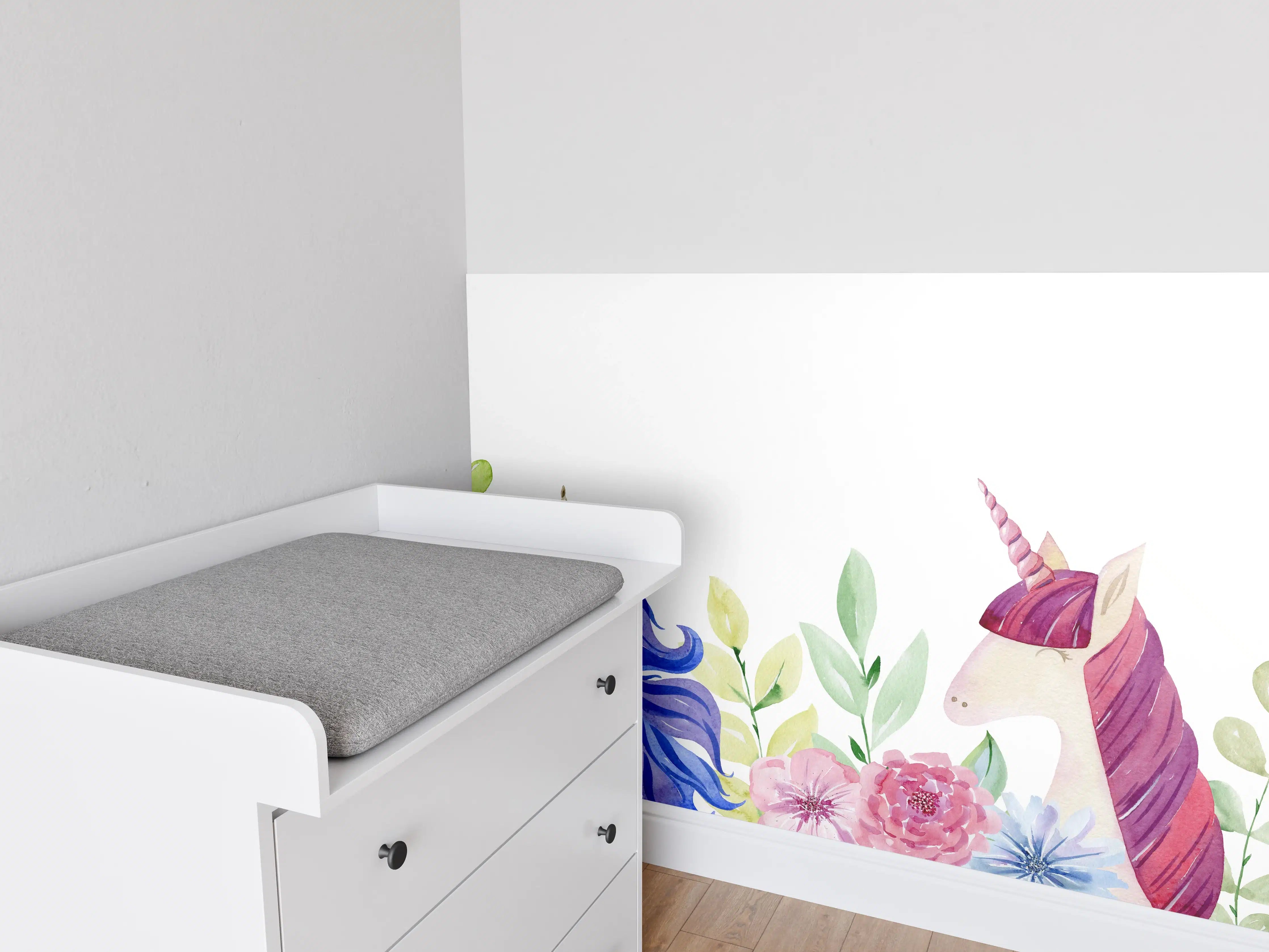 Babyzimmer Wandgestaltung - Mystische Einhorn-Malerei mit Blumen und Pastellfarben
