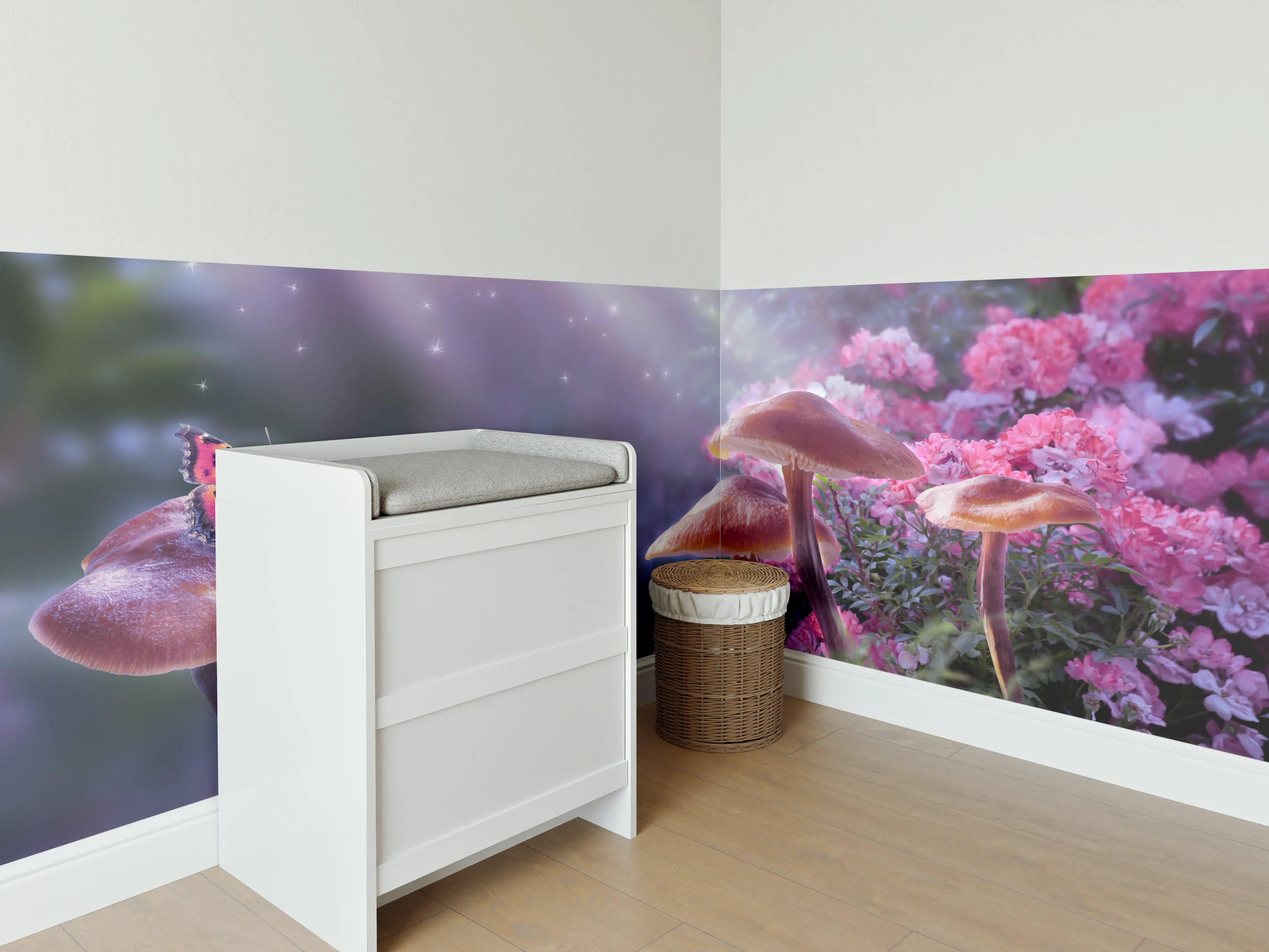 Babyzimmer Wandgestaltung - Mystische Pilz-Wiese mit Schmetterling