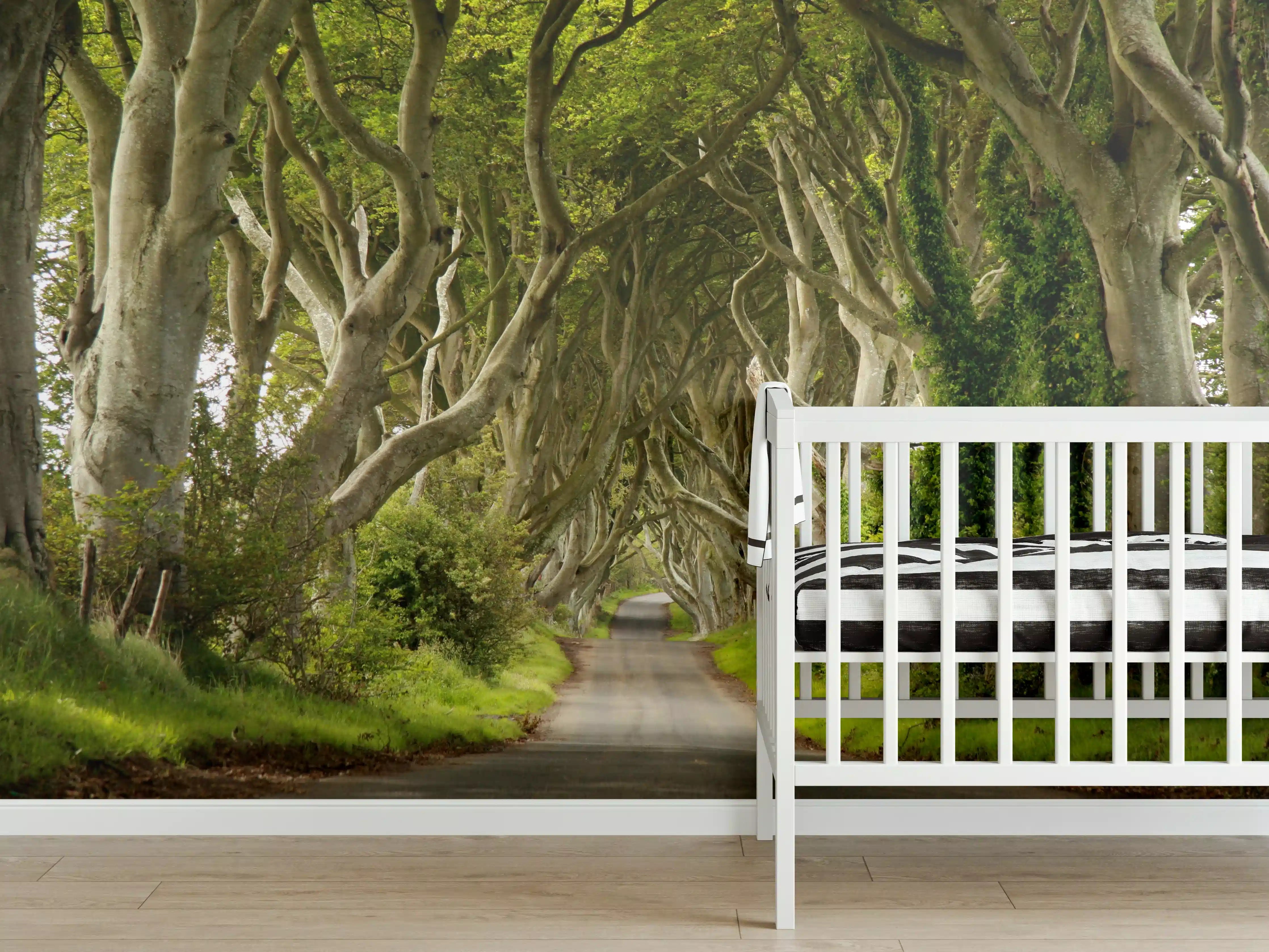 Babyzimmer Wandgestaltung - Mystischer Baumhain in Grün