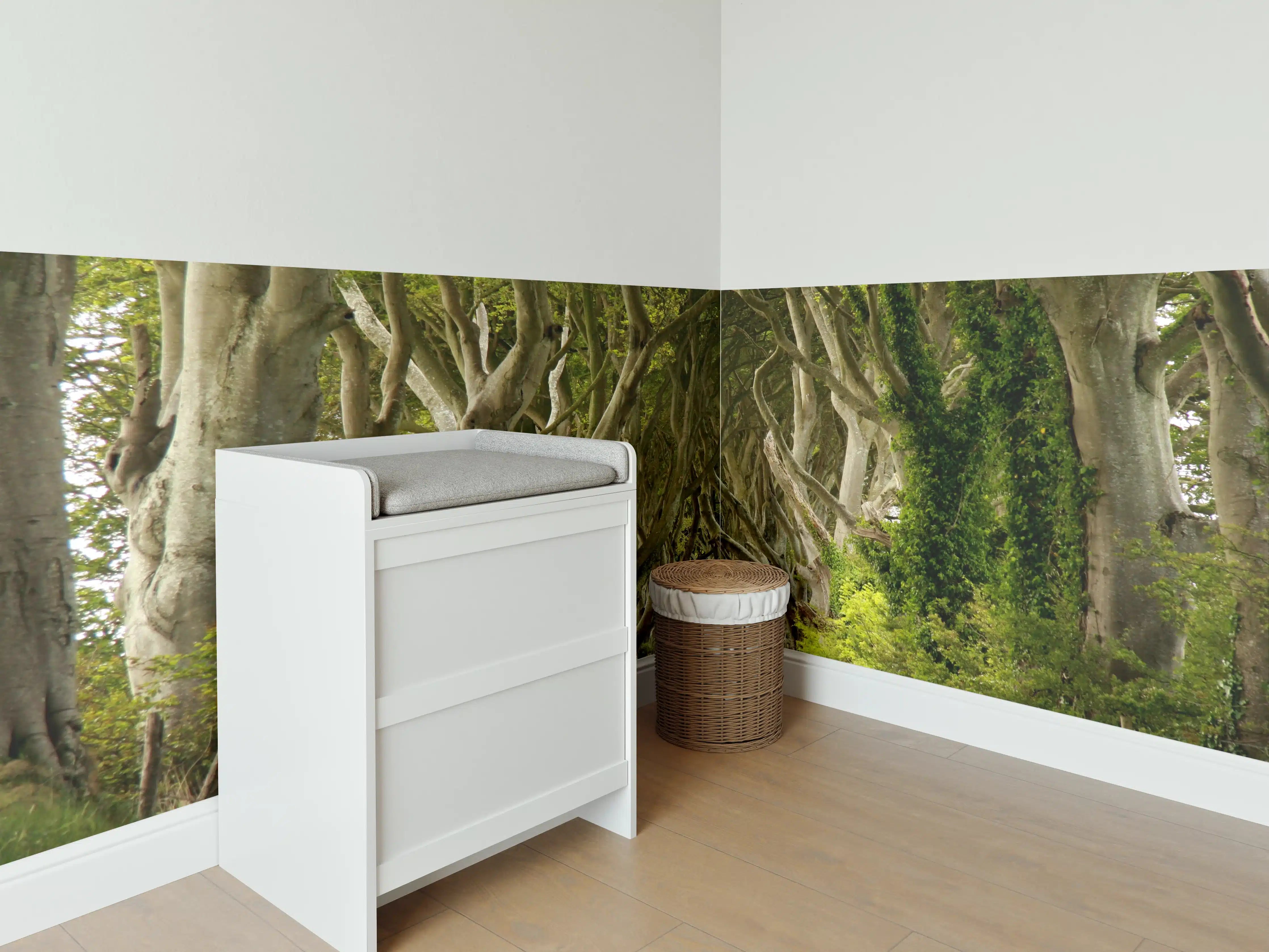 Babyzimmer Wandgestaltung - Mystischer Baumhain in Grün