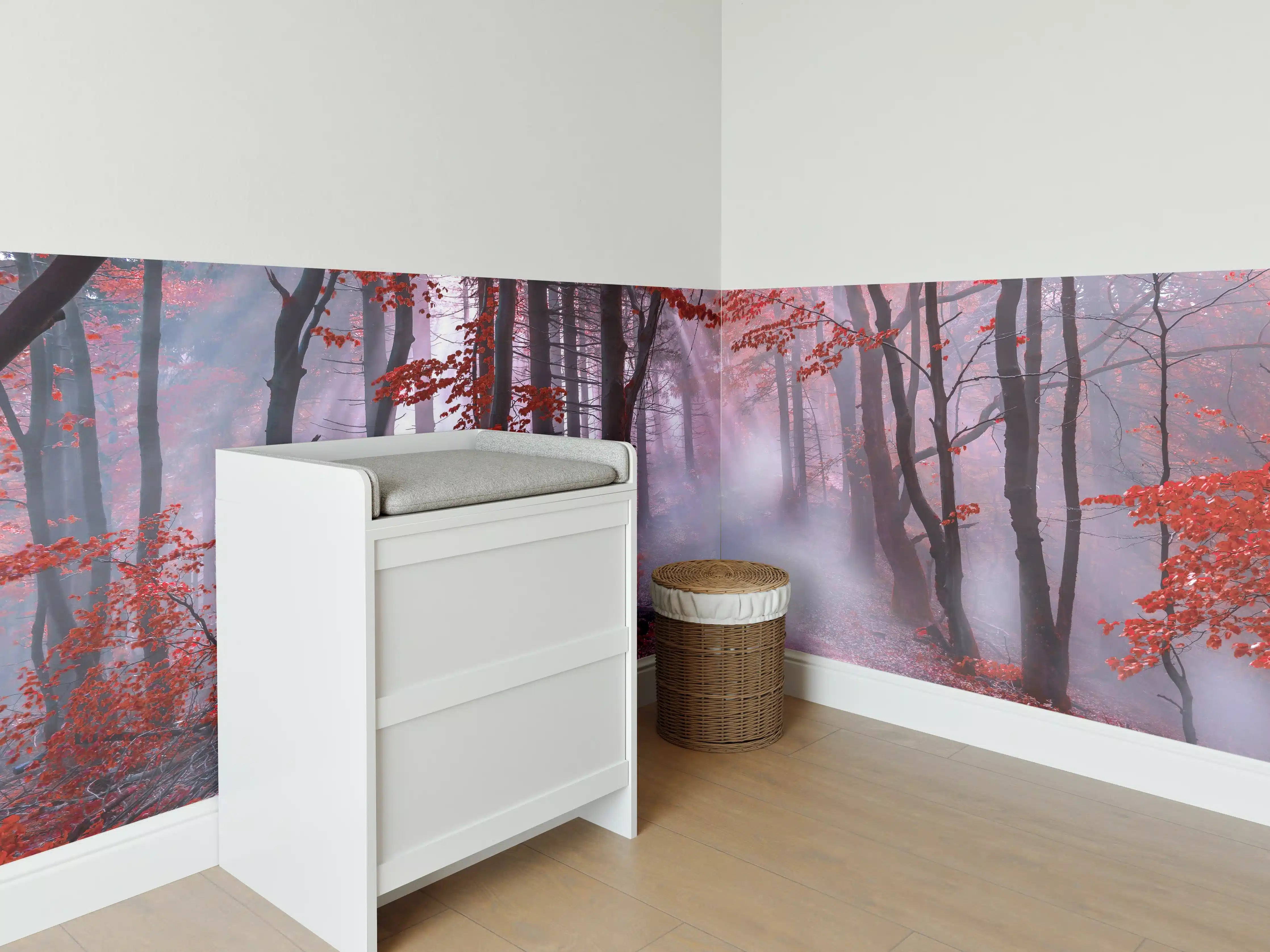 Babyzimmer Wandgestaltung - Mystischer roter Wald