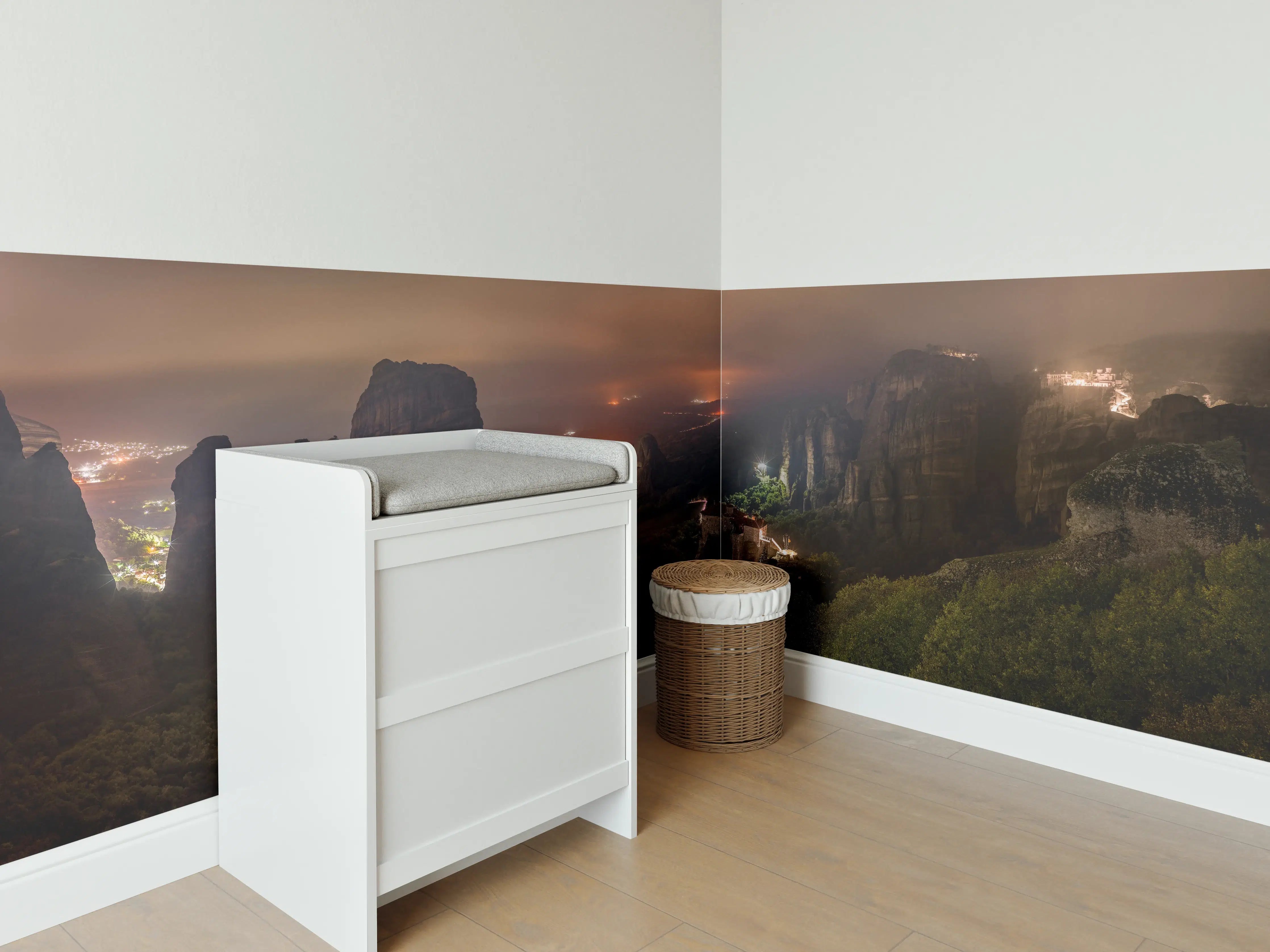 Babyzimmer Wandgestaltung - Nächtlicher Blick auf Meteora Berge
