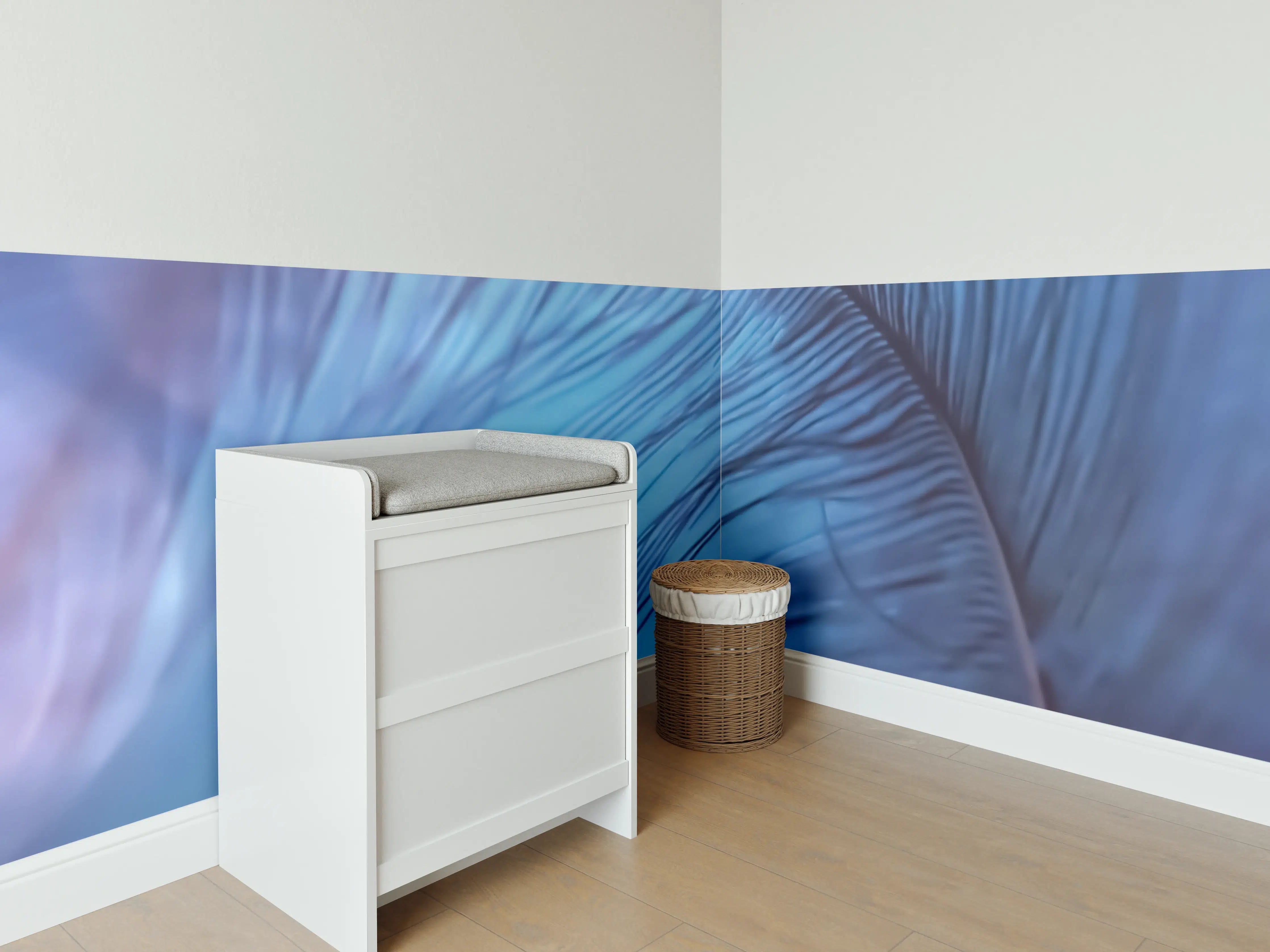 Babyzimmer Wandgestaltung - Nahaufnahme einer blauen Feder