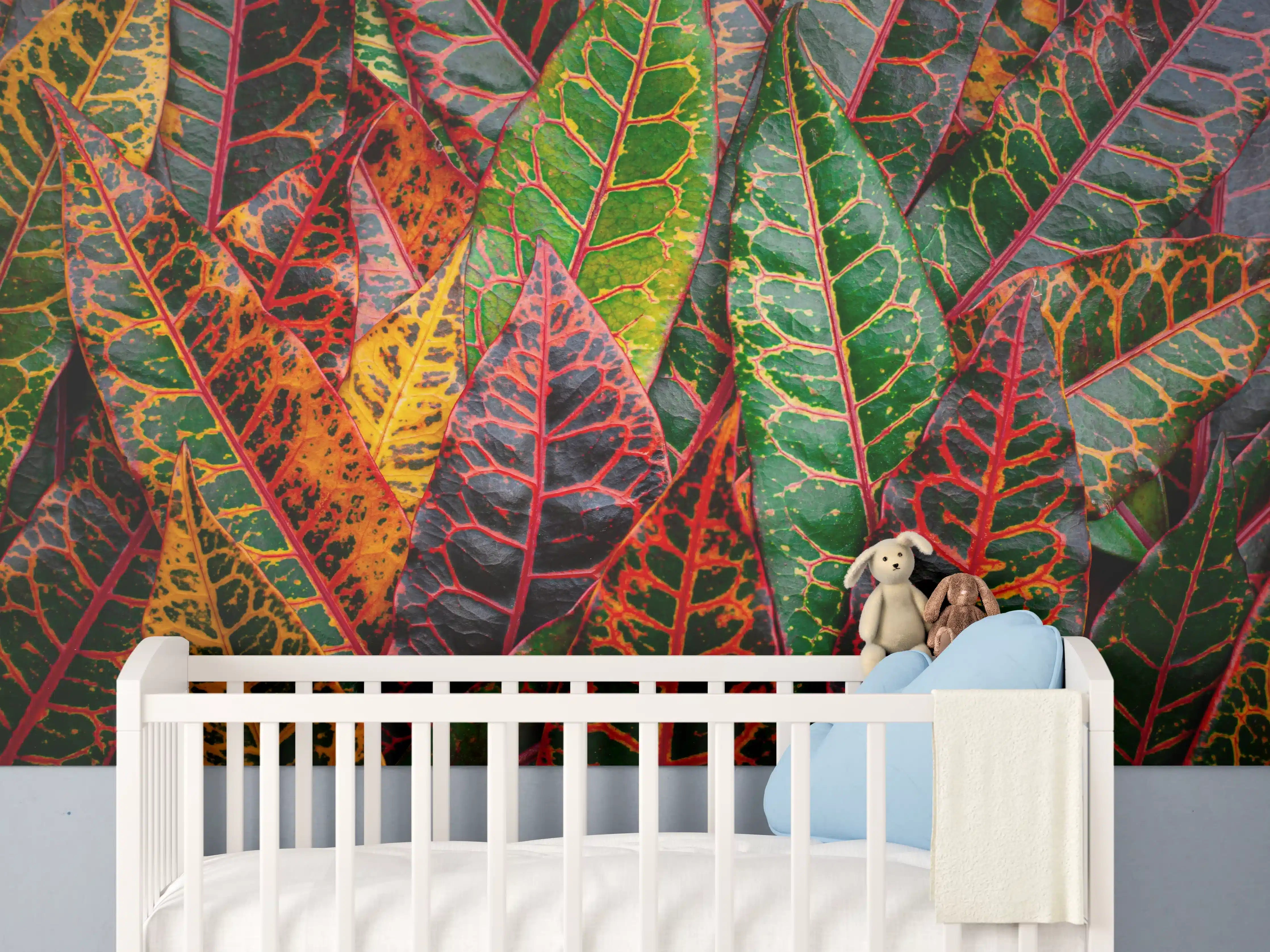 Babyzimmer Wandgestaltung - Nahaufnahme von einzigartigen bunten Blättern