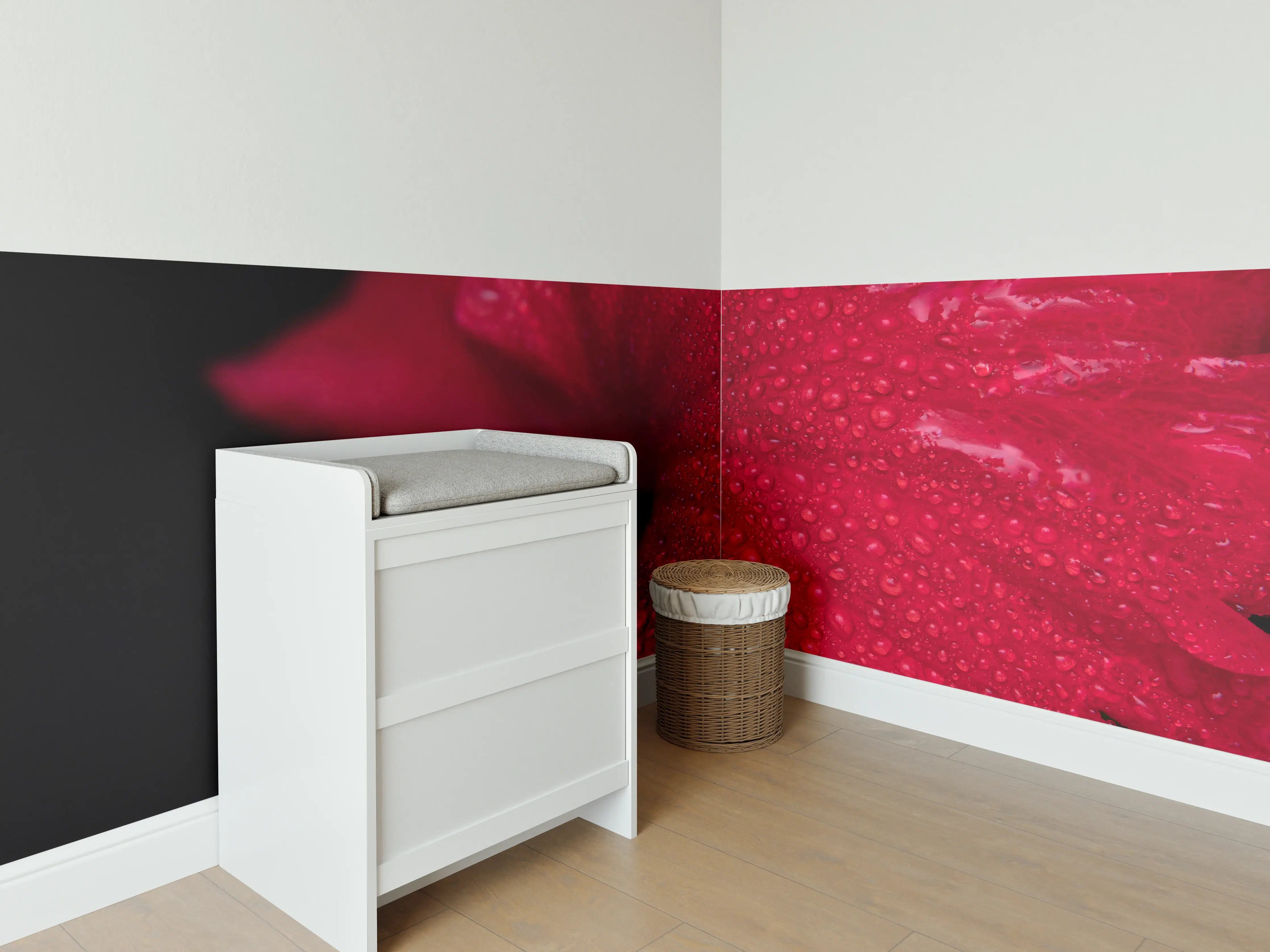 Babyzimmer Wandgestaltung - Nahaufnahme von rötlicher Frühlingsblume mit Regentropfen