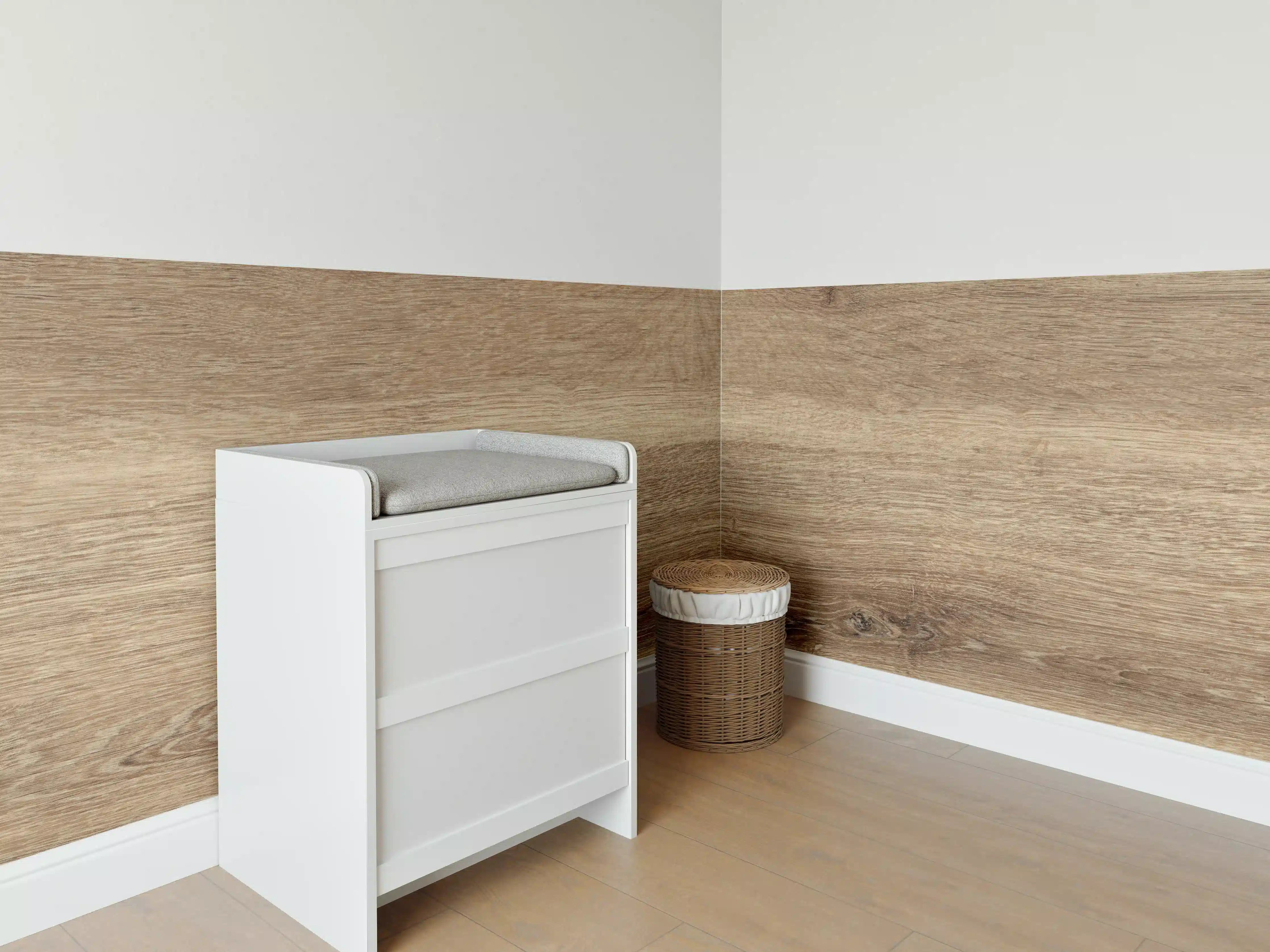 Babyzimmer Wandgestaltung - Naturbraune Altholztextur 2