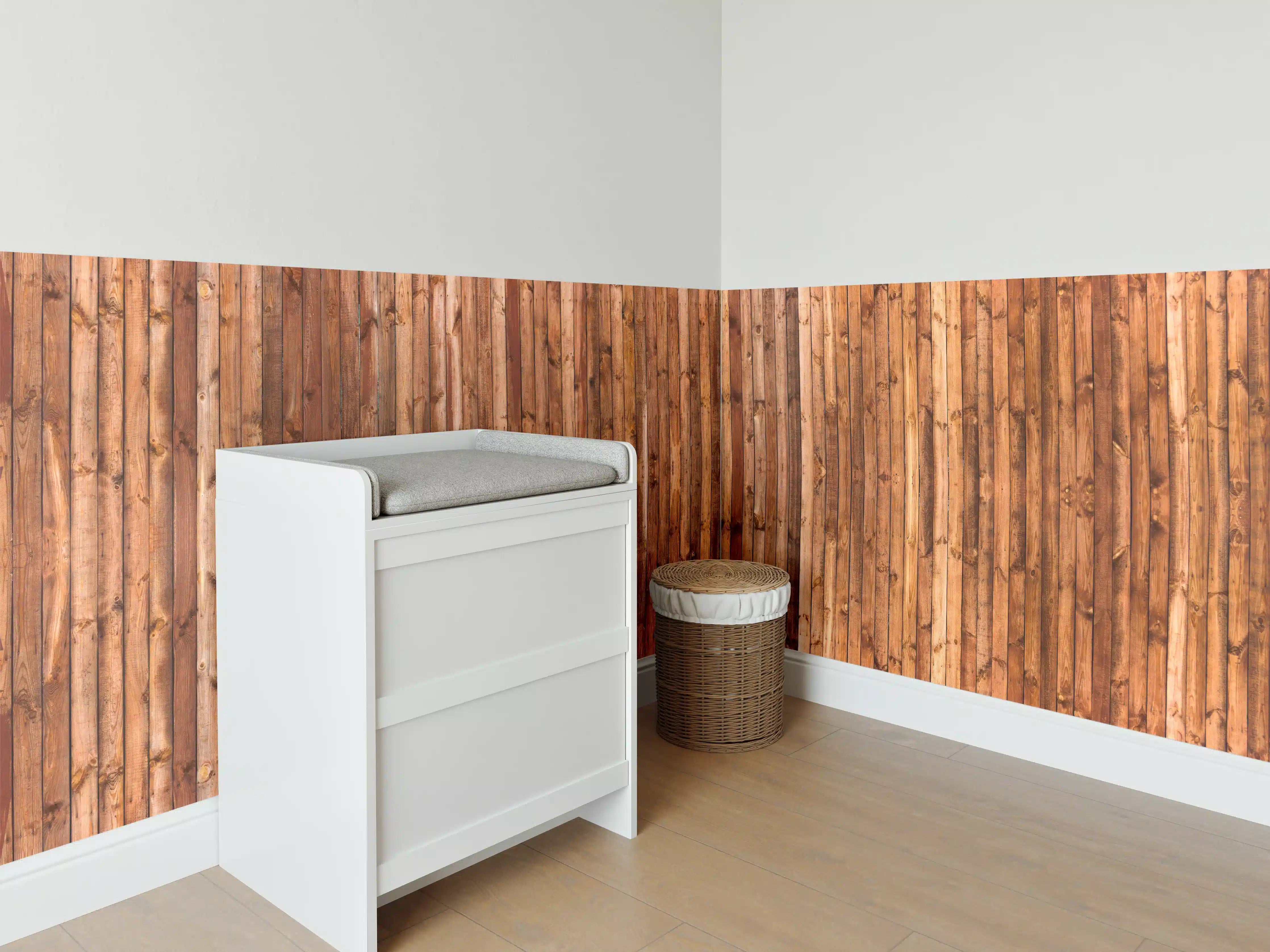 Babyzimmer Wandgestaltung - Naturholz in warmen Brauntönen